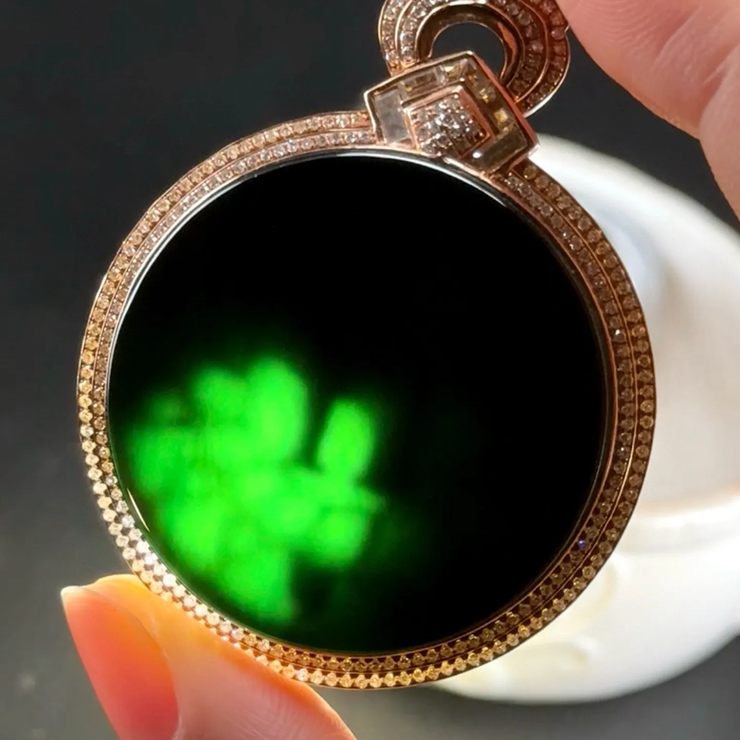 精品豪镶墨翠平安扣 种好色正 黑度极好 打灯通透 油性十足 满钻豪镶 尺寸54