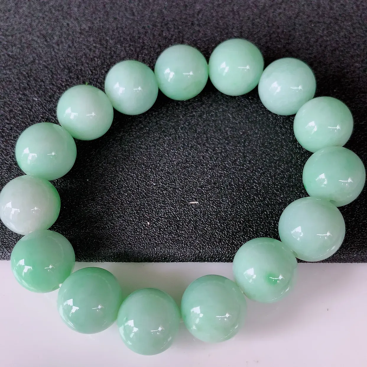 自然光实拍，冰润飘绿翡翠手串，种老水足，冰清玉润  颜色漂亮  #001.1取一尺寸13.5