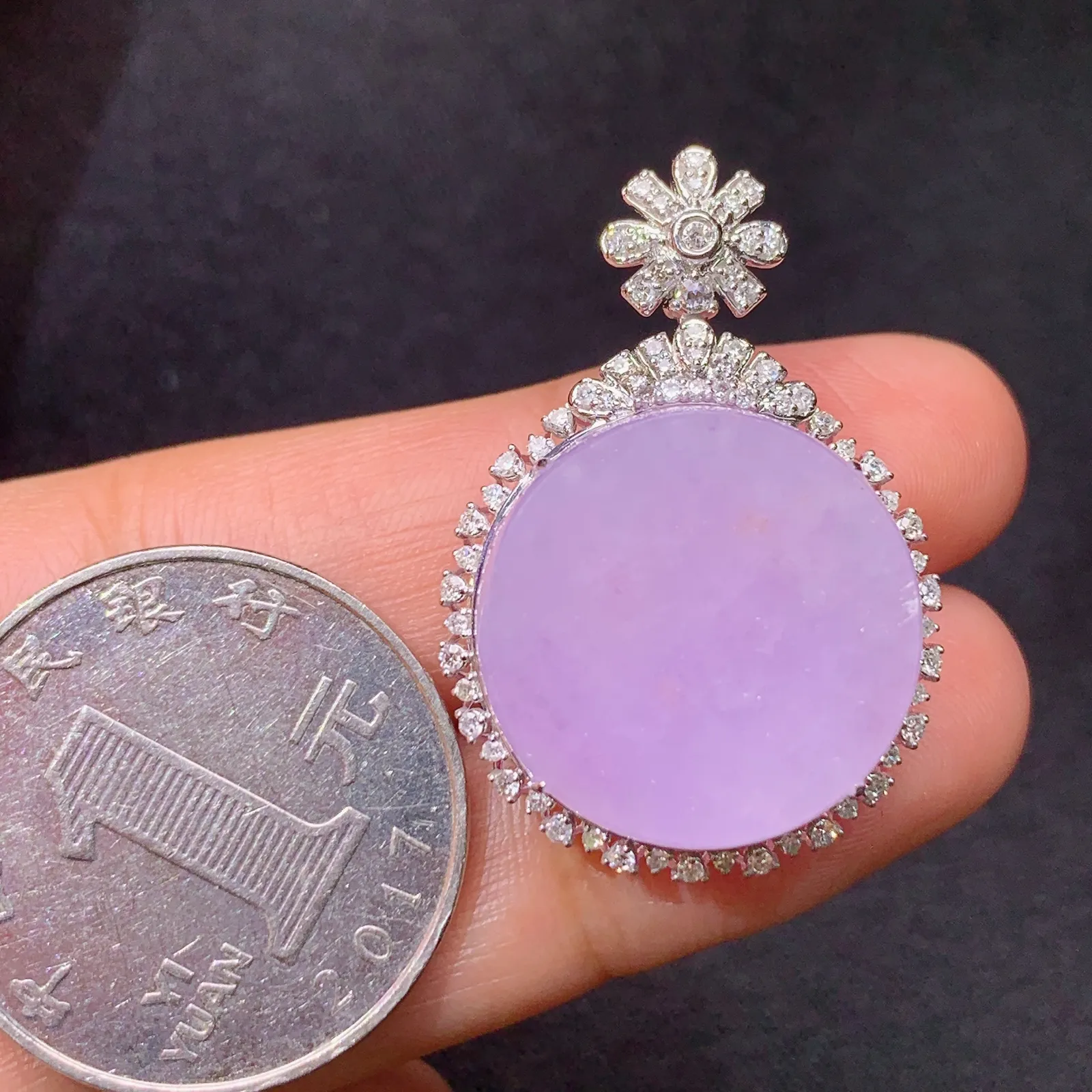 紫罗兰圆牌吊坠，18k金镶嵌，温润细腻，颜色鲜艳 尺寸32.5*22.3*9.3