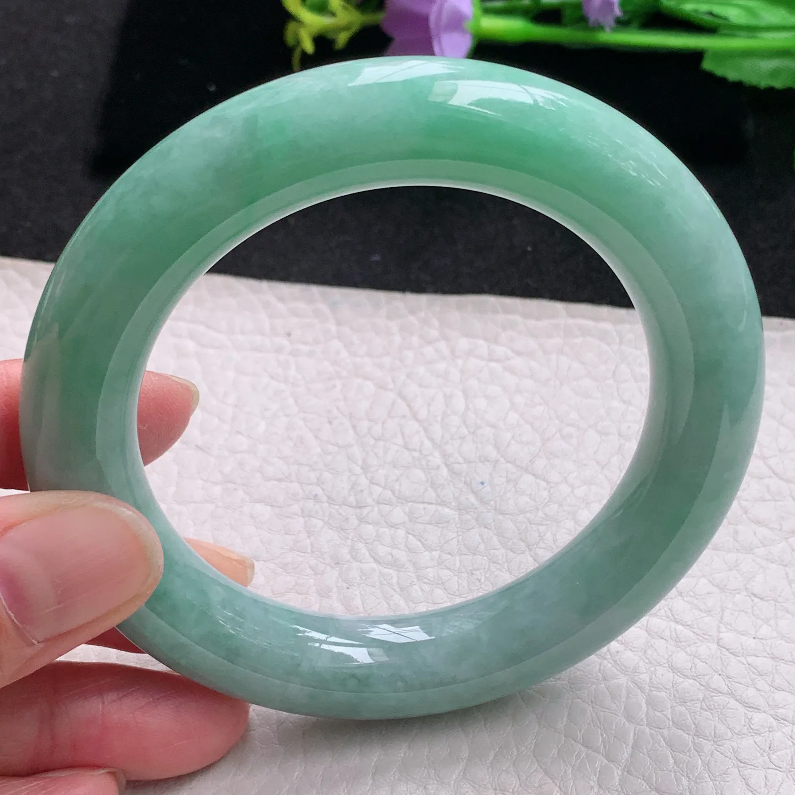 js自然光59*12.7胖圆镯 缅甸翡翠玉手镯飘绿大气圆条玉手环 美人镯