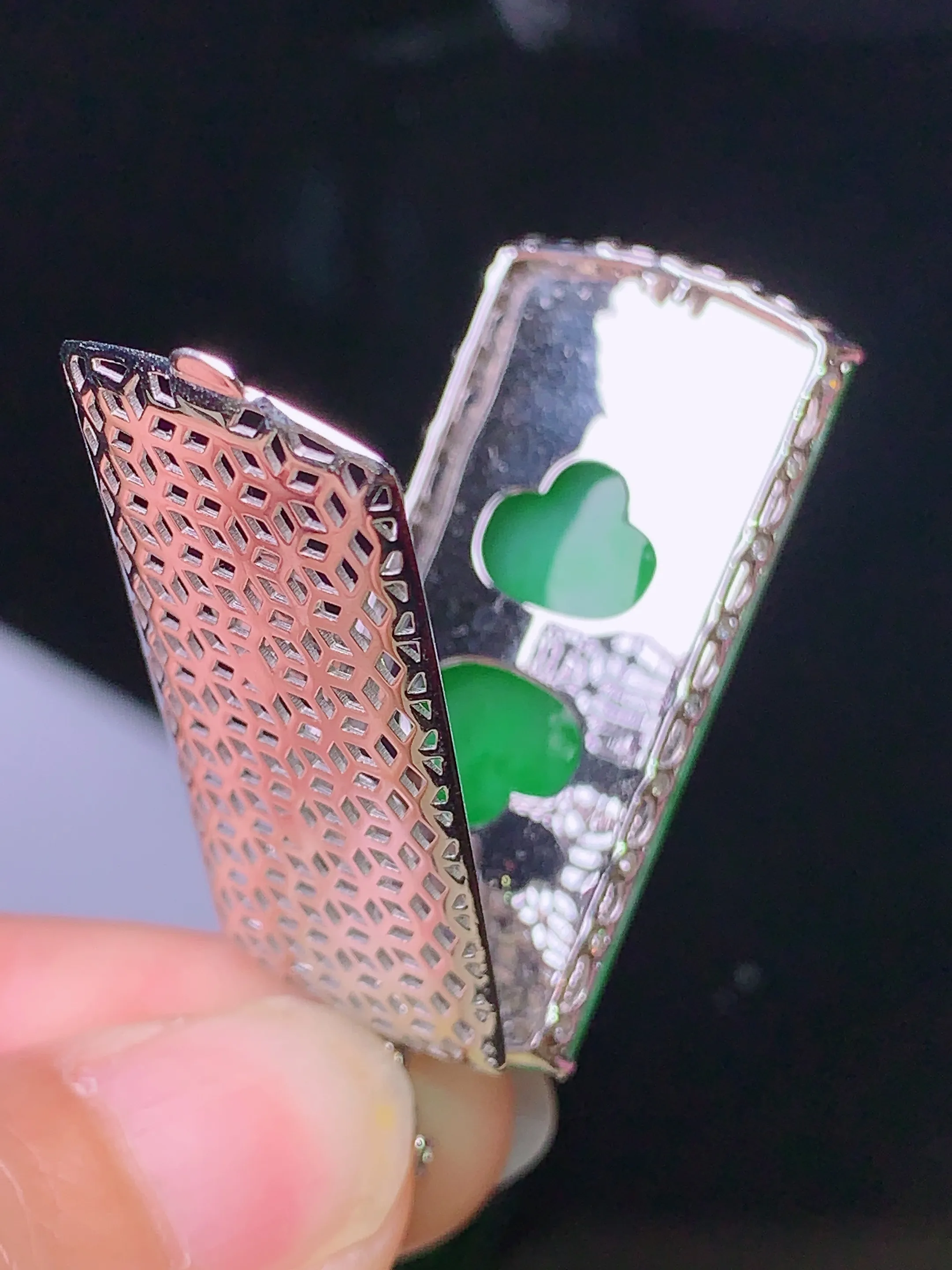 18k金钻镶嵌翠绿无事牌吊坠 玉质细腻 色泽清新艳丽 整体尺寸46*17*4.8