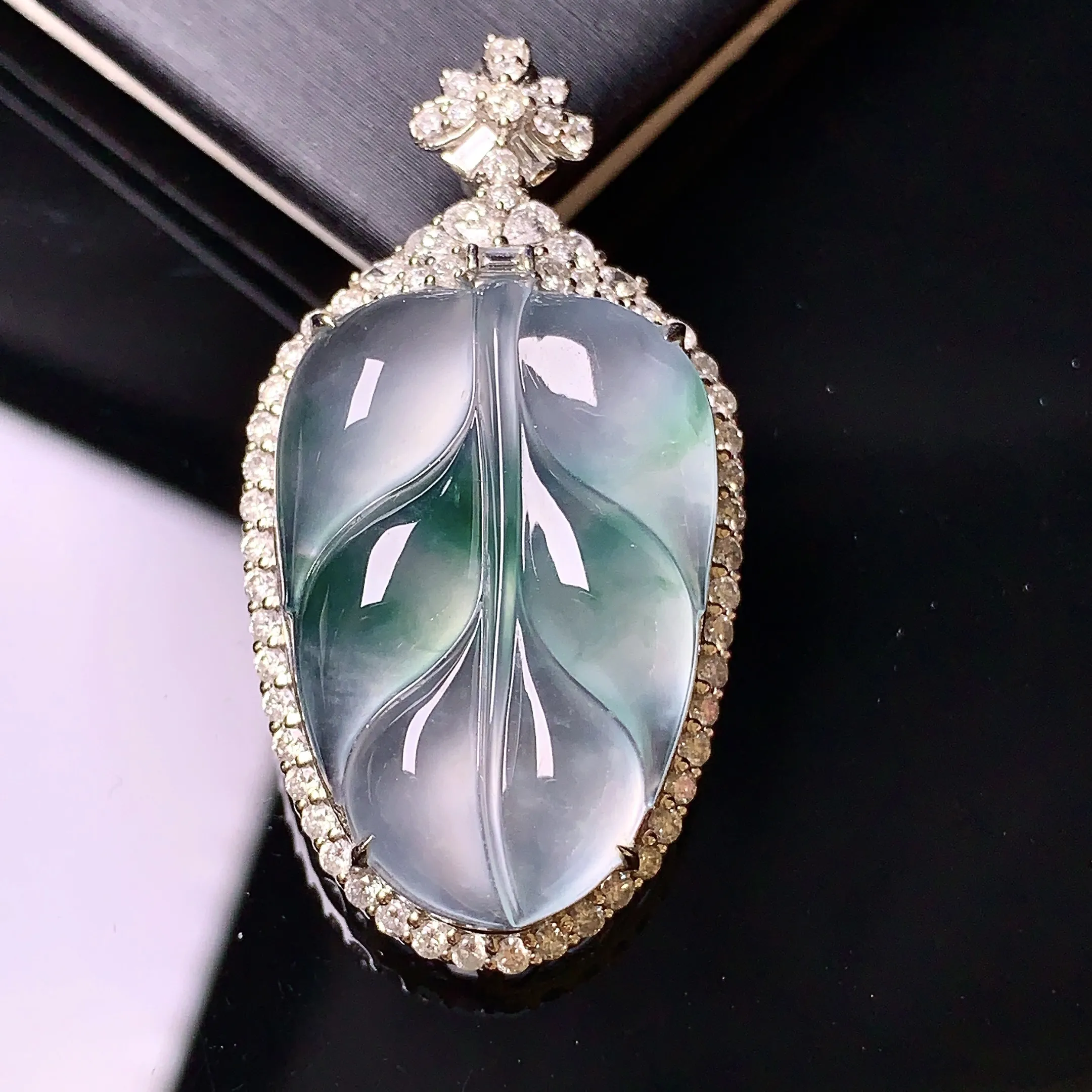 18k金钻镶嵌冰种树叶吊坠 玉质细腻 色泽清新艳丽 整体尺寸39.8*21.2*9.3