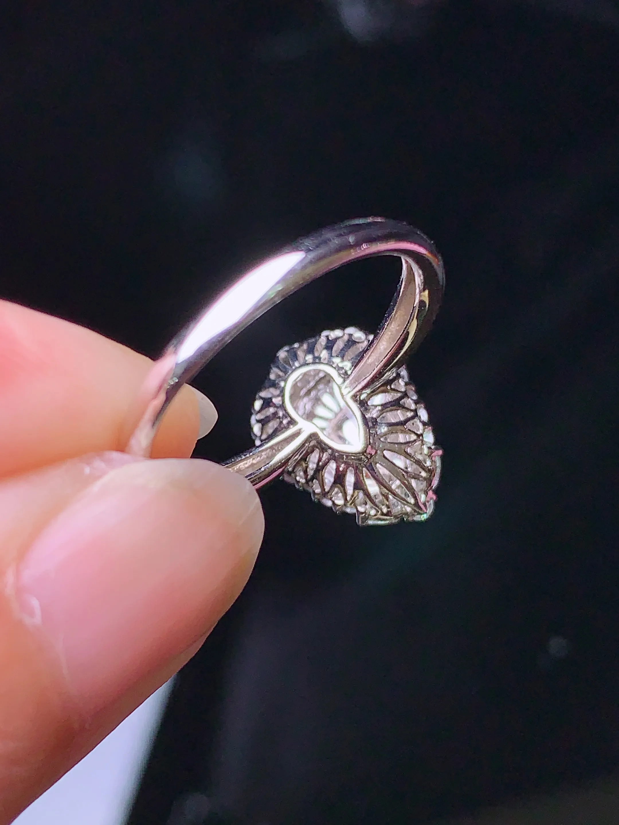 18k金钻镶嵌翠绿葫芦戒指 玉质细腻 色泽清新艳丽 圈口14 整体尺寸13.5*10*8.3