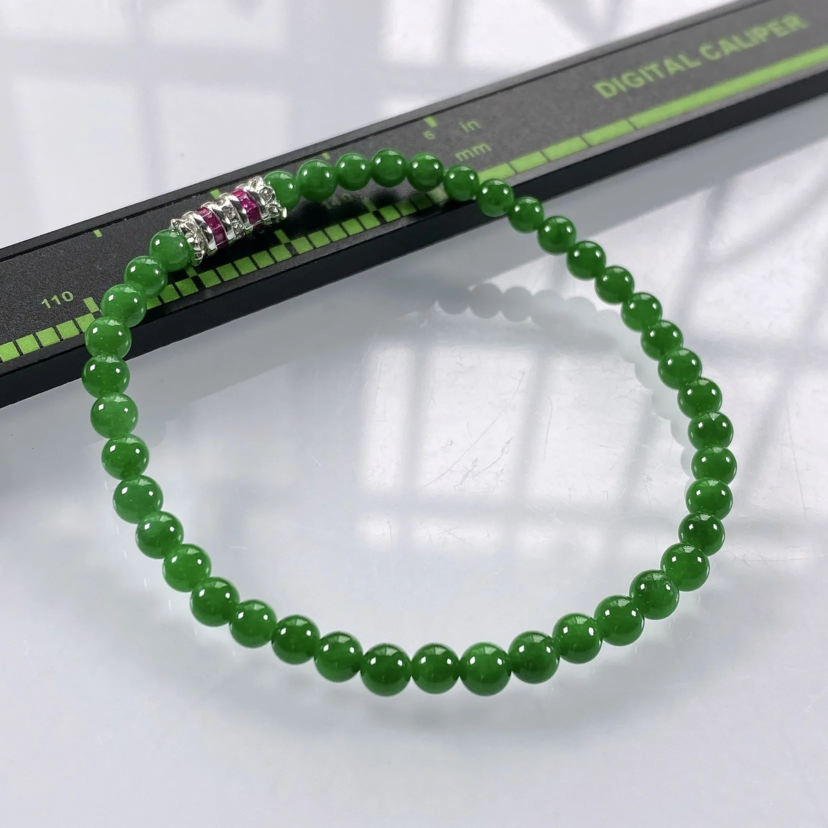 缅甸天然翡翠A货，卡4冰种浓阳绿小米珠小圆珠手串手链，尺寸：4mm/41颗，长度170mm，重量：5.55g