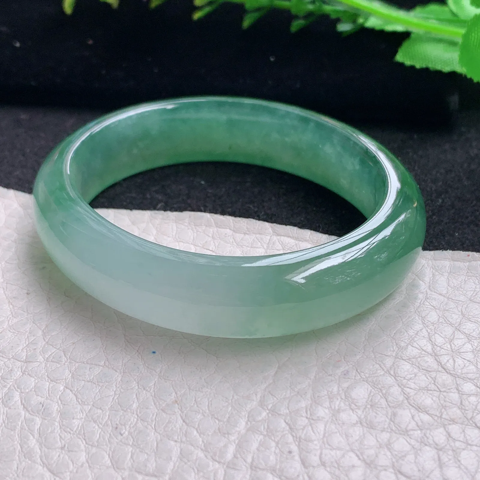 xo小圈口53*45*12.6*7.8贵妃镯 缅甸翡翠玉手镯冰绿起光秀气蛋形宽边玉手环