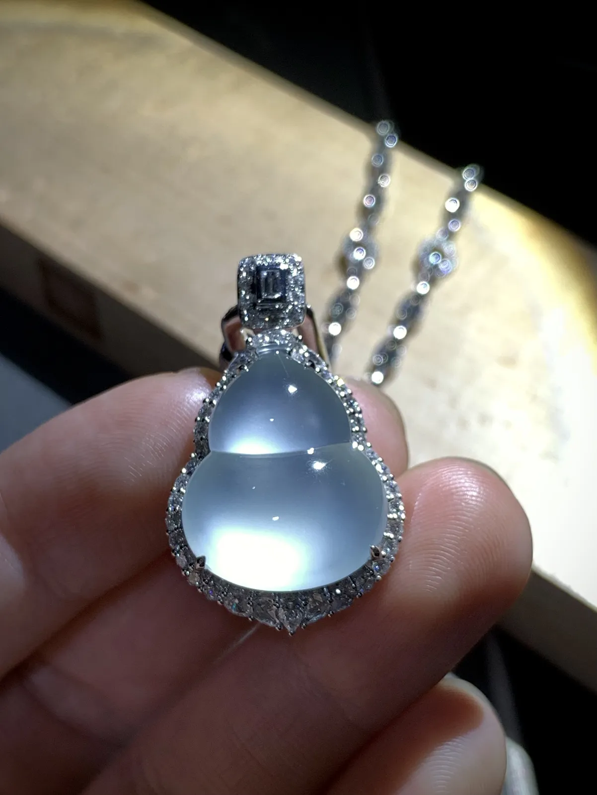 白冰葫芦，裸石约20.5-16.8-5mm，
整体33-20-11.5mm，9.12g，
18K金，南非钻，不配链子