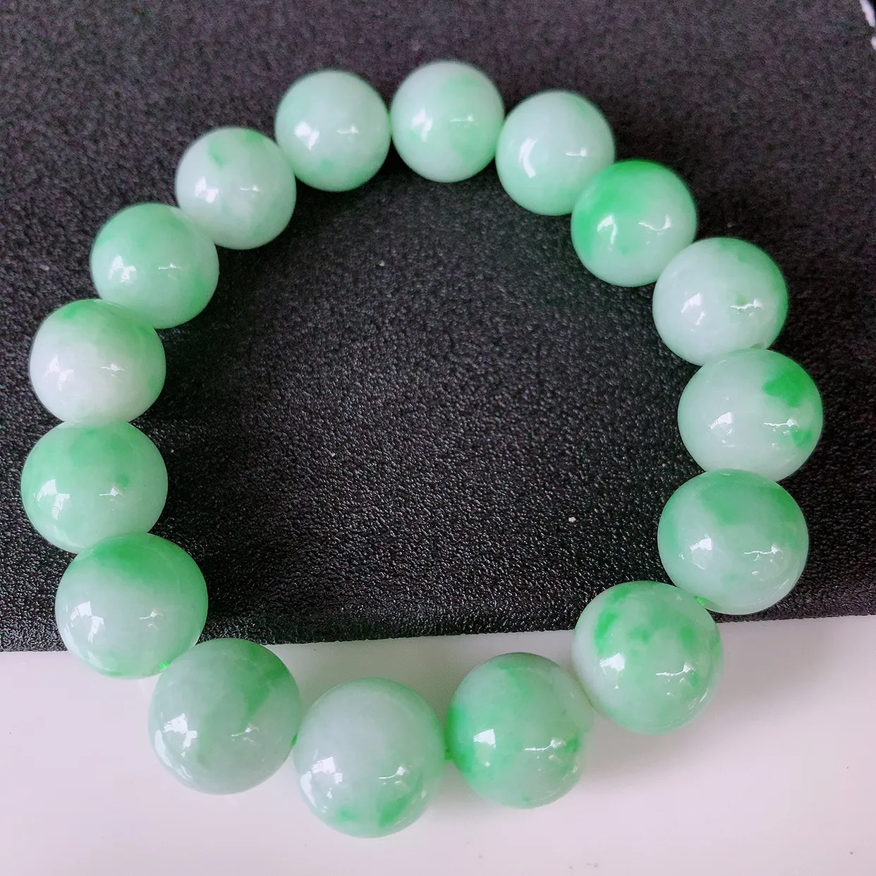 自然光实拍，冰润飘绿翡翠手串手链，种老水足，冰清玉润  颜色漂亮  #001.1取一尺寸12.8