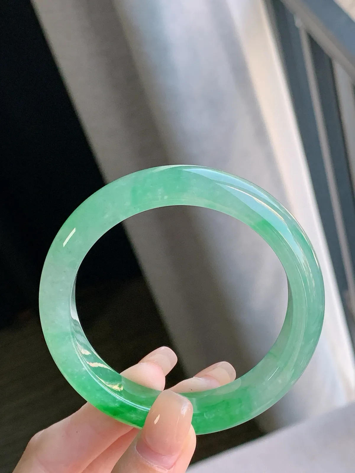 圈口54-12.6-8.3，高冰阳绿正圈，冰透水润，色泽迷人，富贵大气，完美