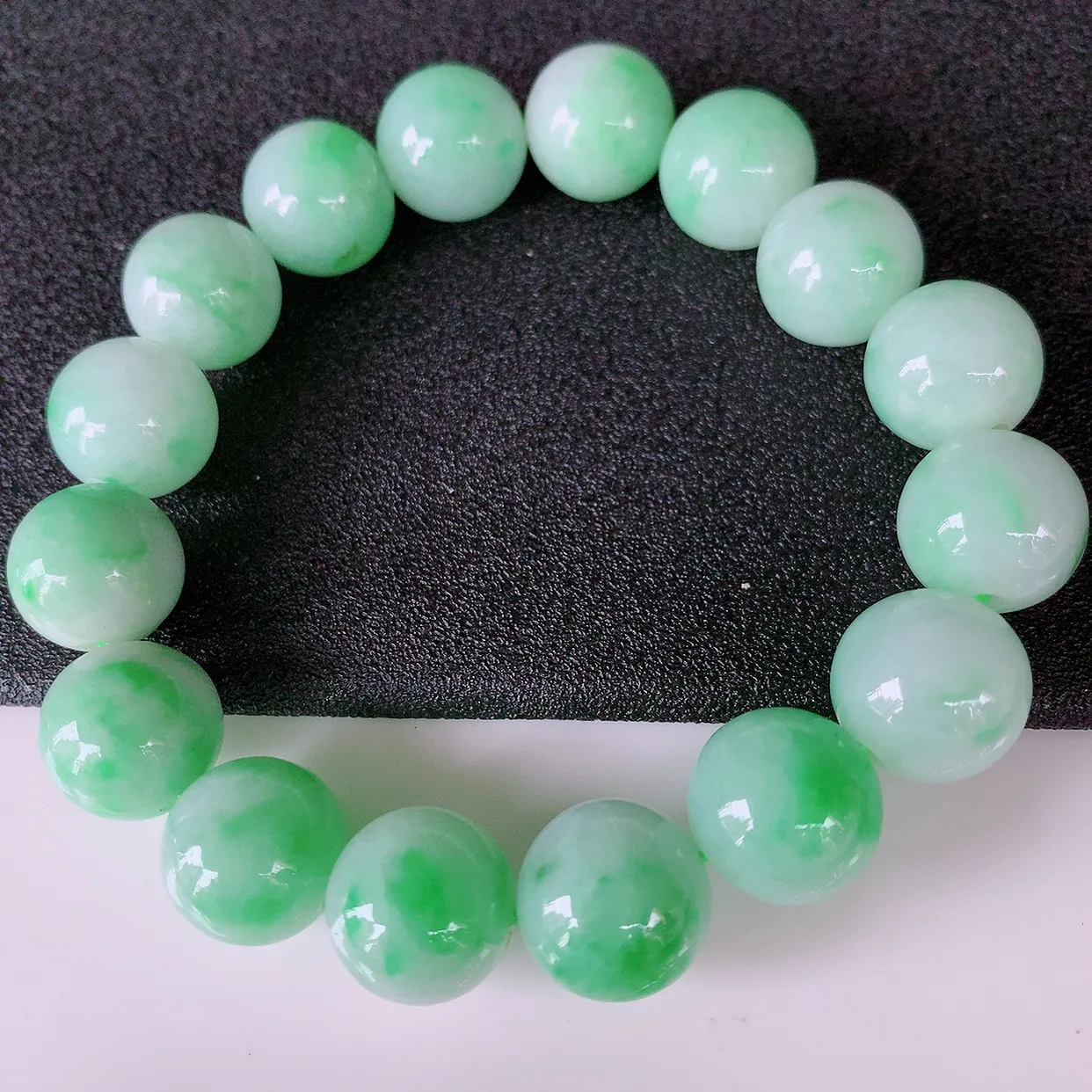 自然光实拍，冰润飘绿翡翠手串手链，种老水足，冰清玉润  颜色漂亮  #001.1取一尺寸12.8