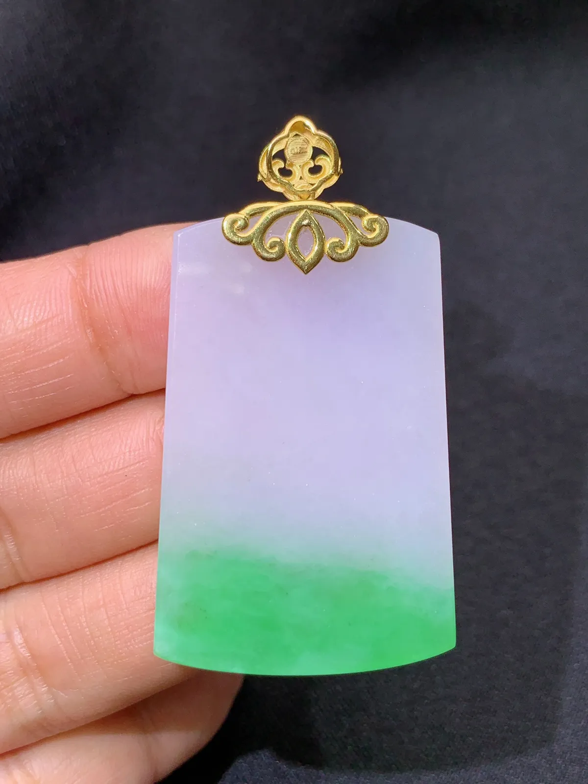 飘绿无事牌吊坠，18k金镶嵌，冰润色阳，玉质细腻，种水足 尺寸49.4*26.6*3.6