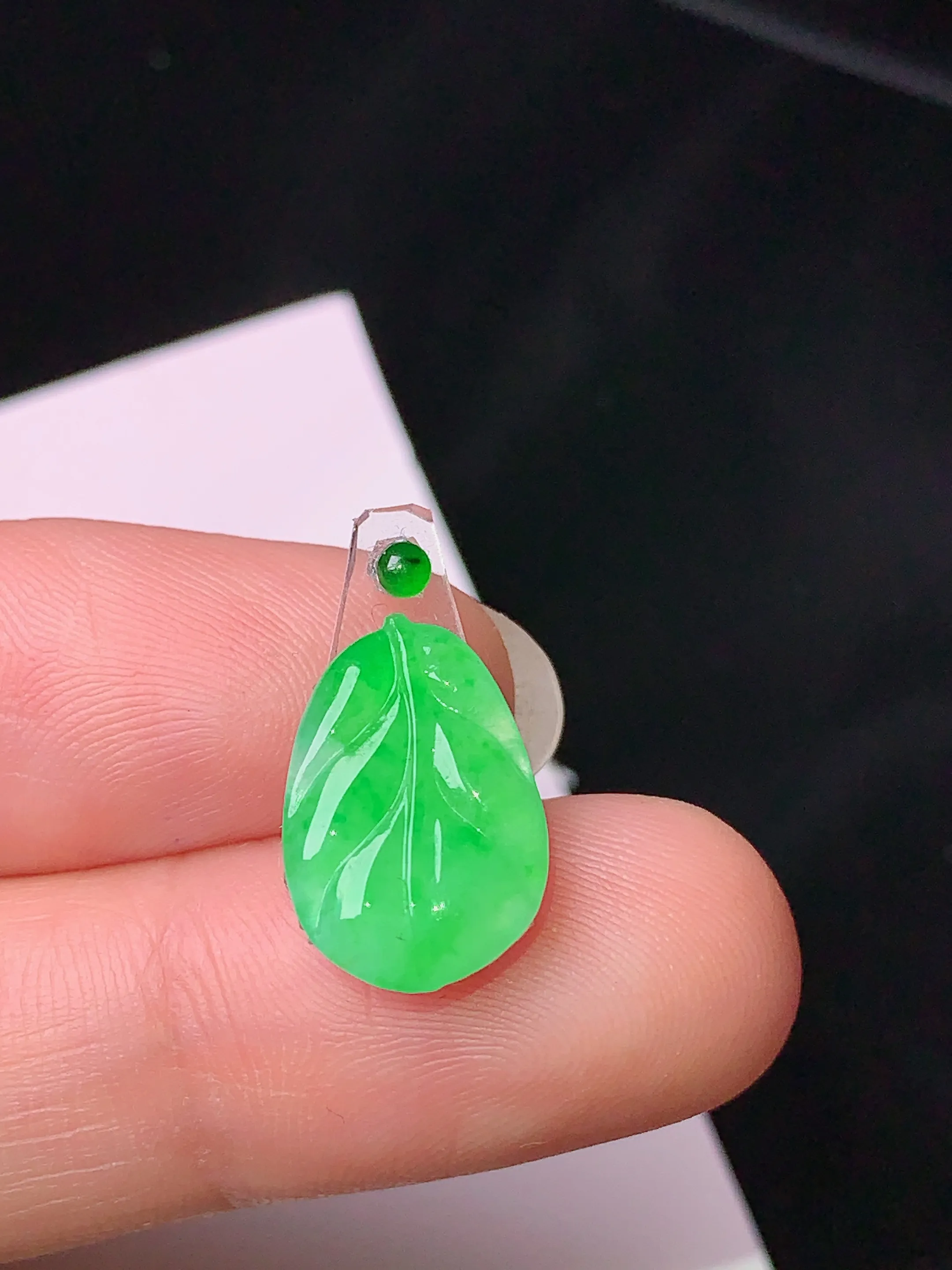镶嵌款 翠绿树叶吊坠 玉质细腻 色泽清新艳丽 整体尺寸14.5*9.8*2
