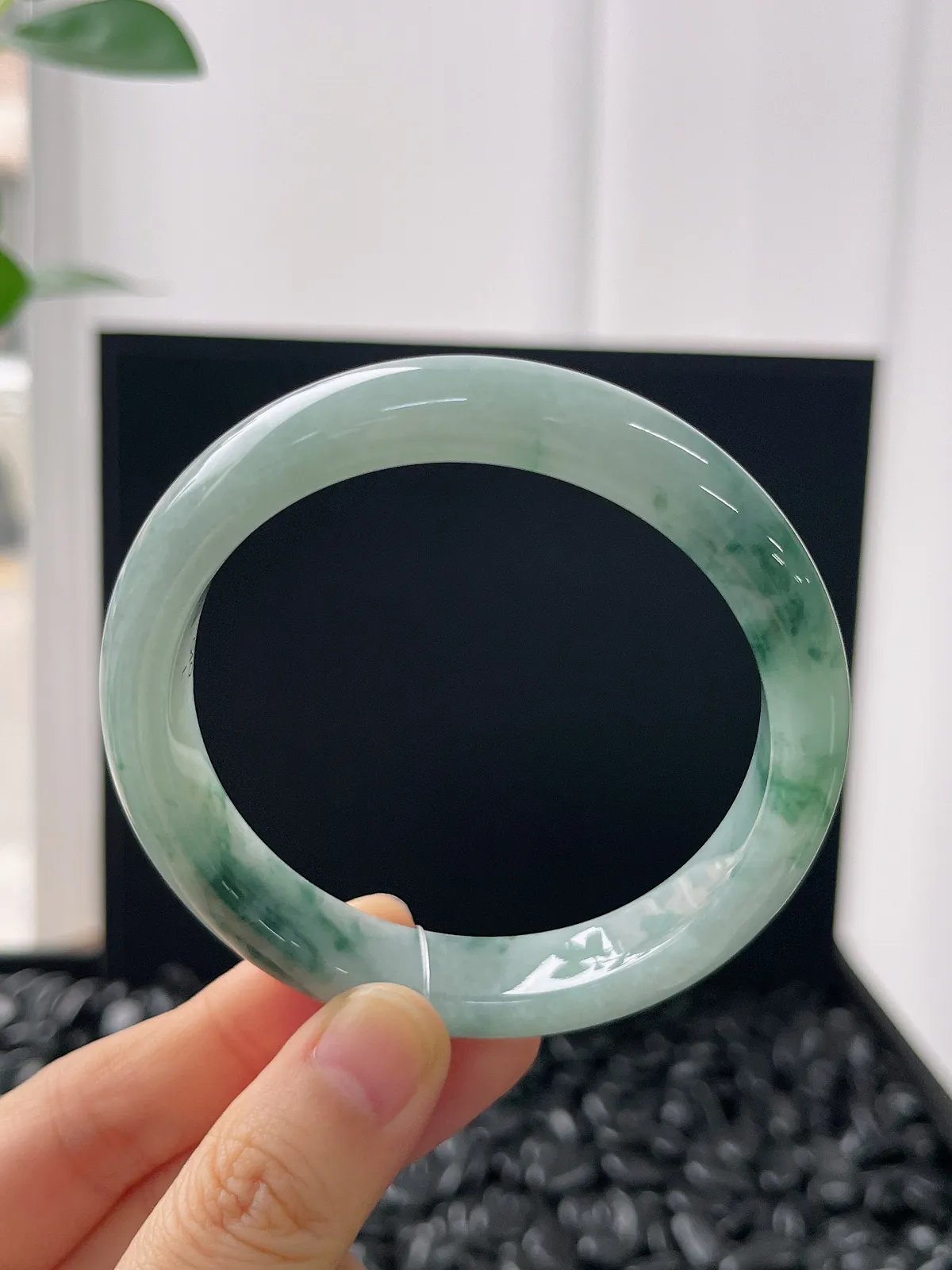 正圈56.8圈口，翡翠糯化种淡绿色手镯