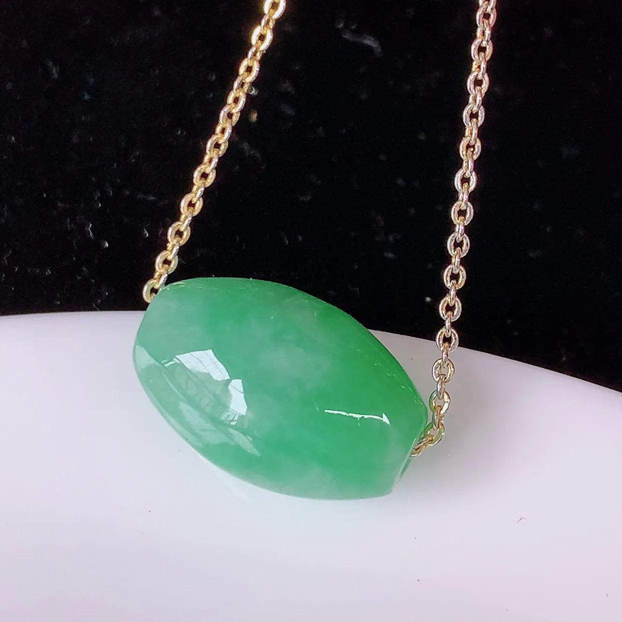 自然光实拍，冰润飘绿翡翠路路通吊坠，寓意时来运转、财源滚滚，款式新颖时尚，日常百搭的款！配图银链#058.1尺寸17*11.5*9mm