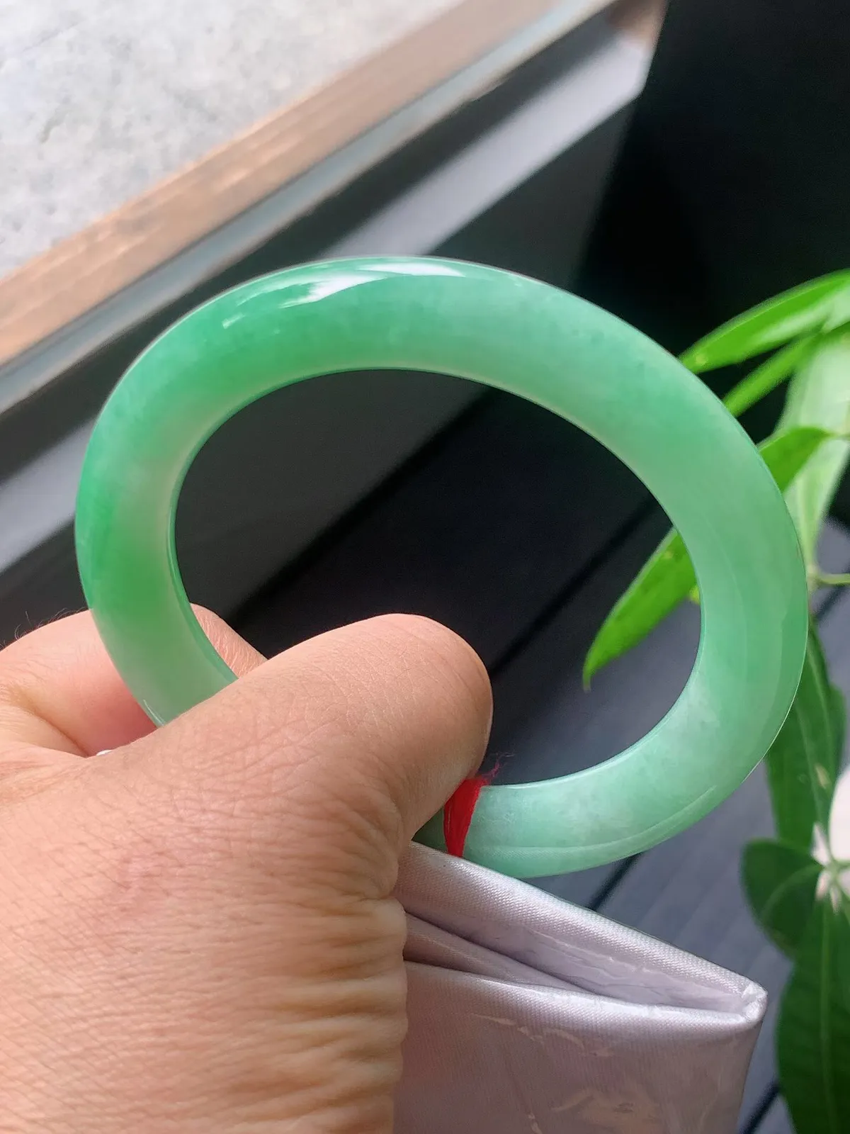 【翡翠名称】老种飘绿55圈口圆条翡翠手镯
【翡翠尺寸】55/9.4/9.5 mm适合55-57正圈口佩戴
【翡翠描述】缅甸天然翡翠A货，种老水足，玉质细腻，色泽靓丽，性价比高，佩戴效果好！