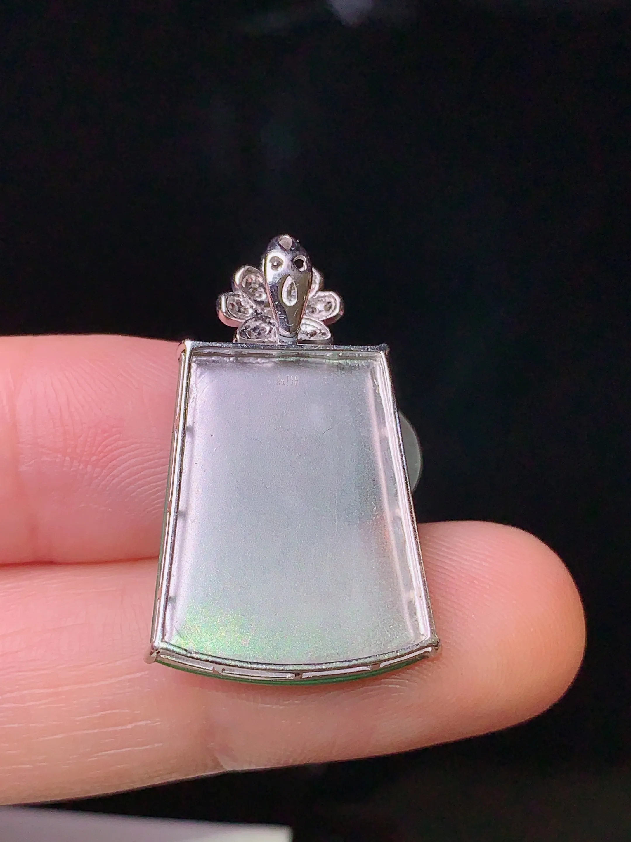 18k金钻镶嵌满绿无事牌吊坠 玉质细腻 色泽清新艳丽 整体尺寸27.7*15.5*3.7