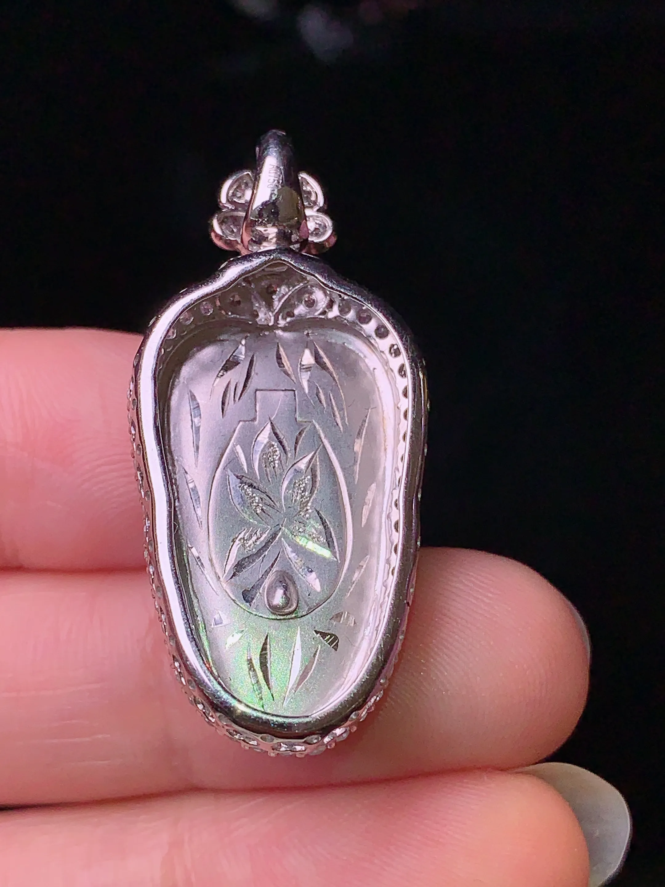 18k金钻镶嵌满绿树叶吊坠 玉质细腻 色泽清新艳丽 整体尺寸35.8*16.7*7.5