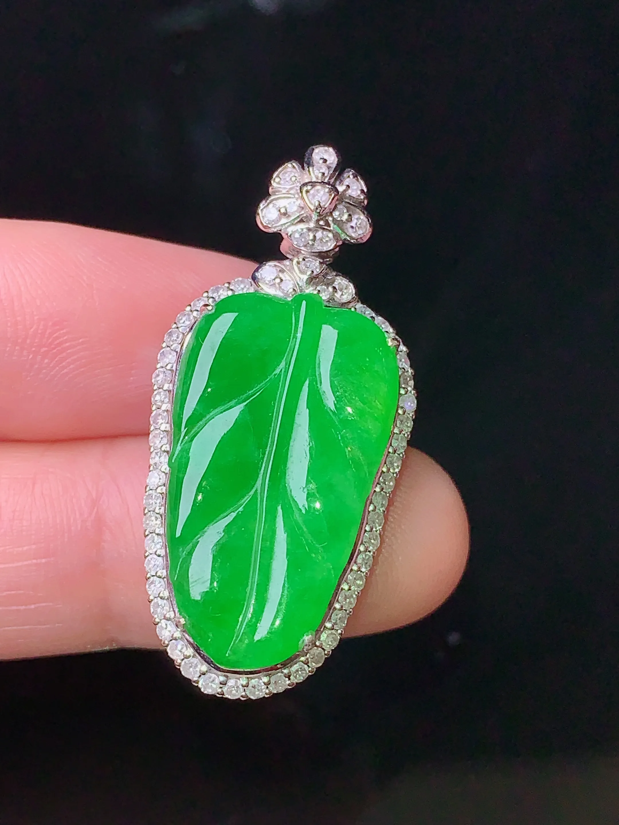 18k金钻镶嵌满绿树叶吊坠 玉质细腻 色泽清新艳丽 整体尺寸35.8*16.7*7.5