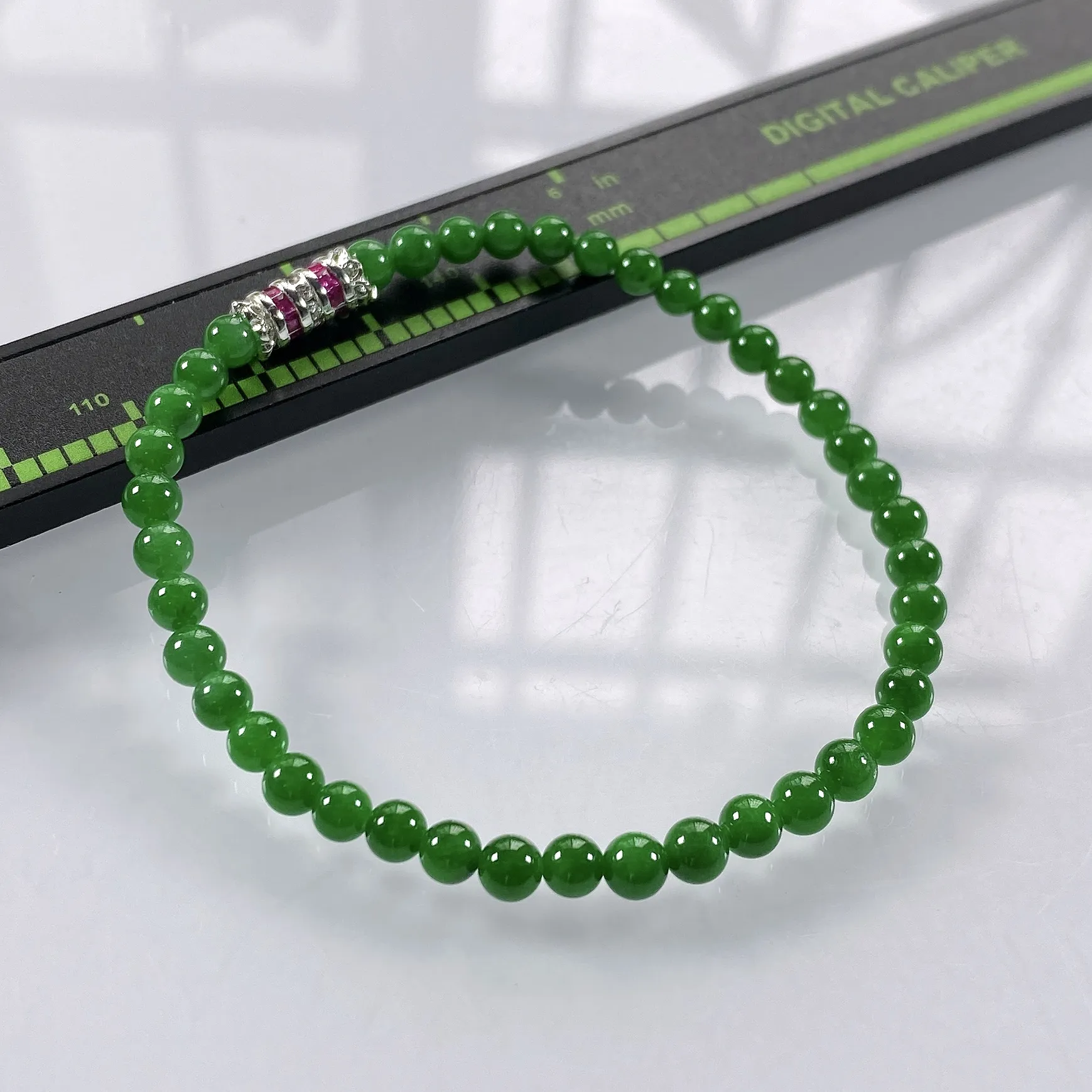 缅甸天然翡翠A货，卡4冰种浓阳绿小米珠小圆珠手串手链，尺寸：4mm/41颗，长度170mm，重量：5.55g