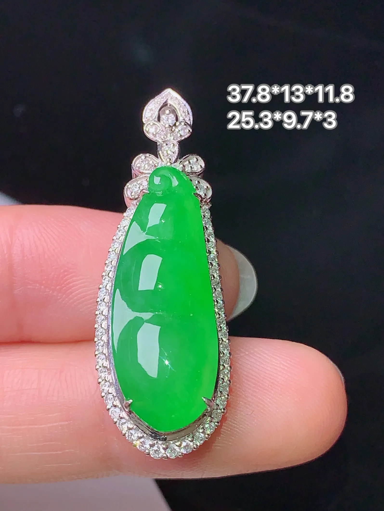 18k金钻镶嵌满绿四季豆吊坠 玉质细腻 色泽清新艳丽 整体尺寸37.8*13*11.8