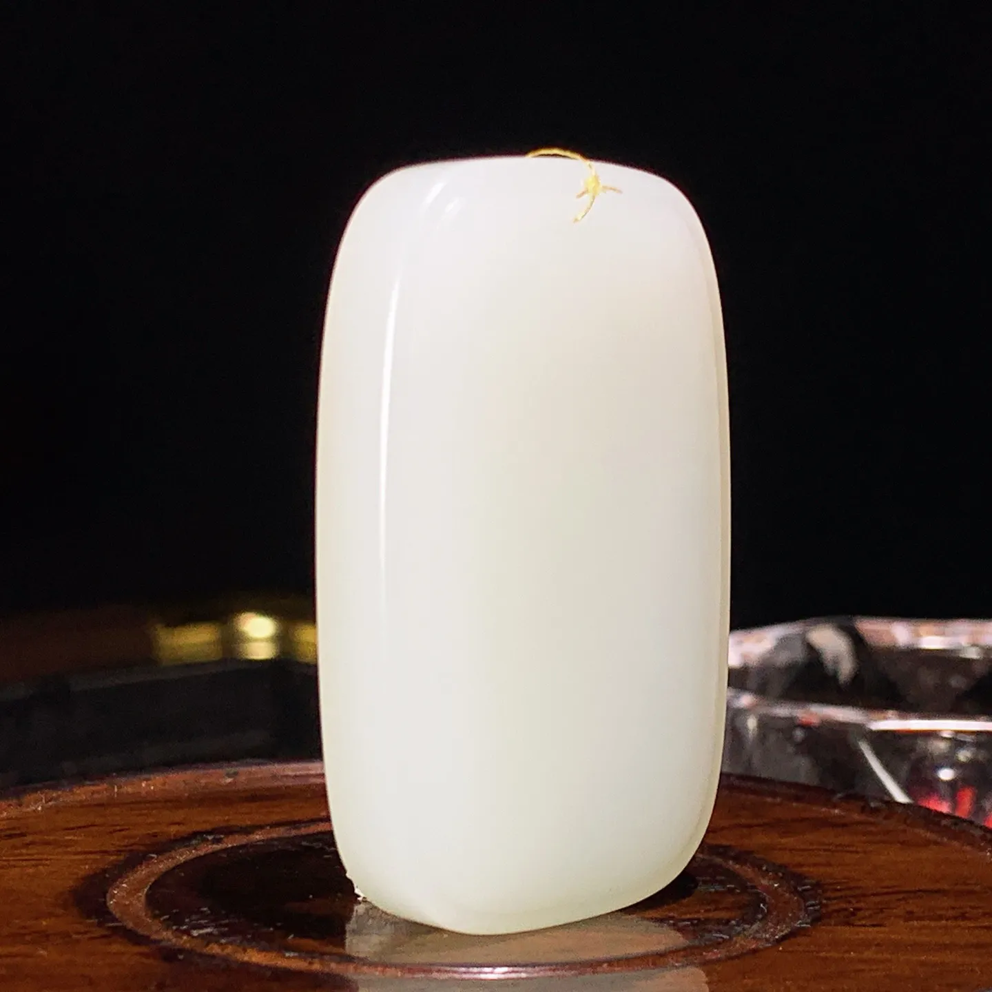 新疆和田玉白玉平安无事牌挂件。尺寸49/32/9重37.3克。玉质细腻油润。手推出油。佩戴高端典雅。lt251115