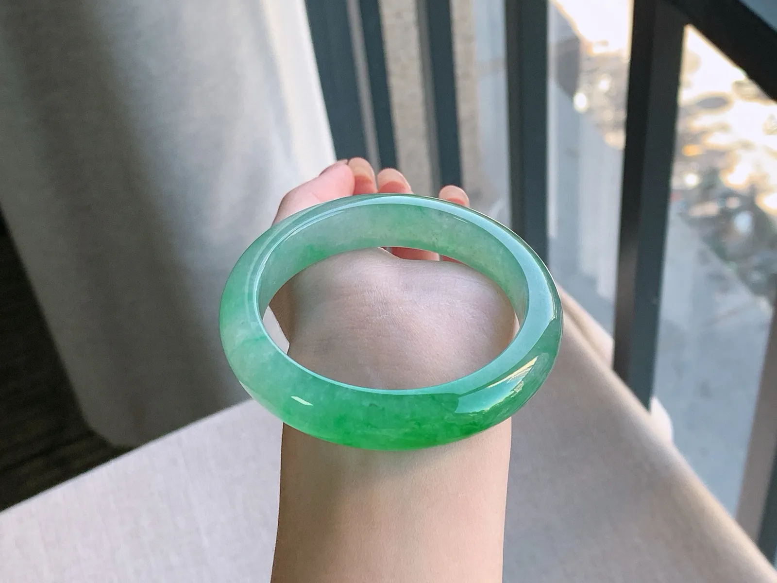 圈口54-12.6-8.3，高冰阳绿正圈，冰透水润，色泽迷人，富贵大气，完美