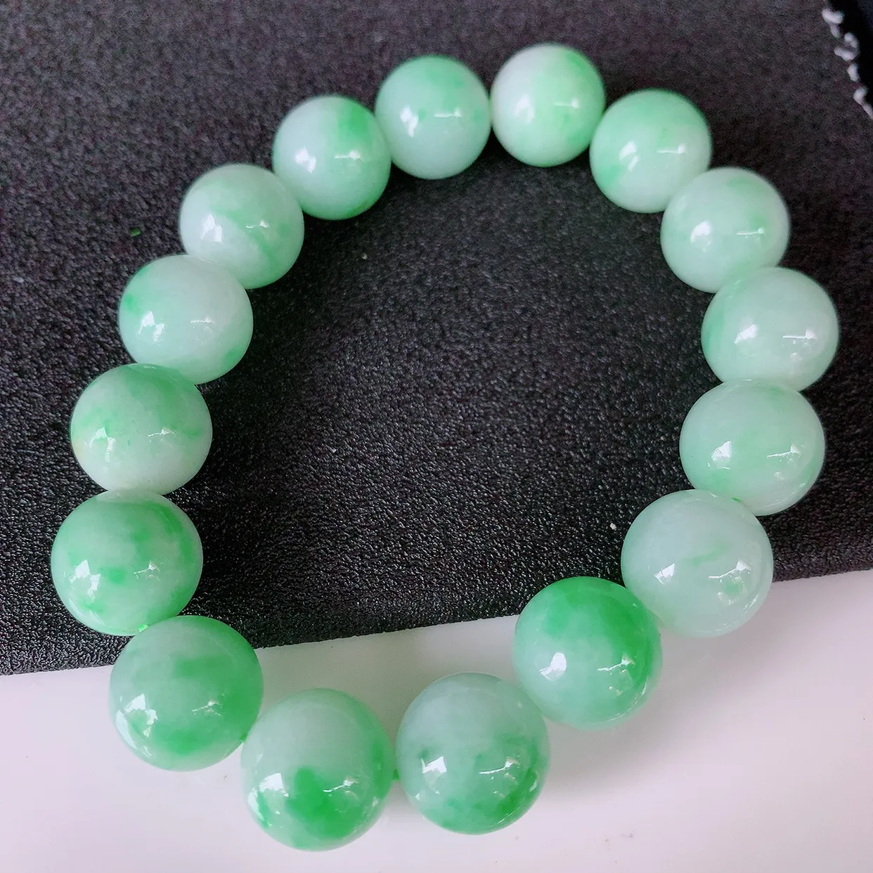 自然光实拍，冰润飘绿翡翠手串手链，种老水足，冰清玉润  颜色漂亮  #001.1取一尺寸12.8