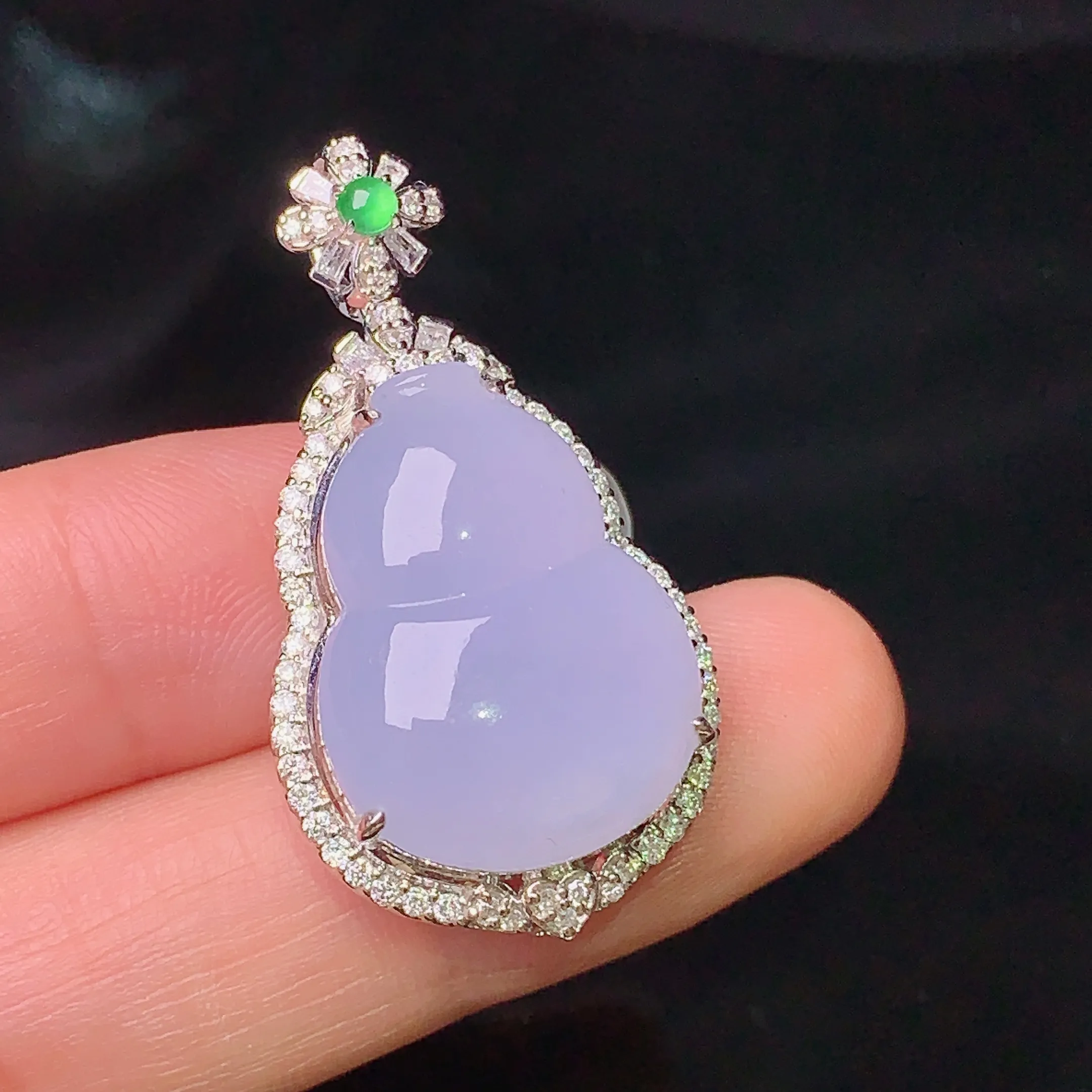 18k金钻镶嵌紫罗兰葫芦吊坠 玉质细腻 色泽清新艳丽 整体尺寸35.3*18.8*11.5