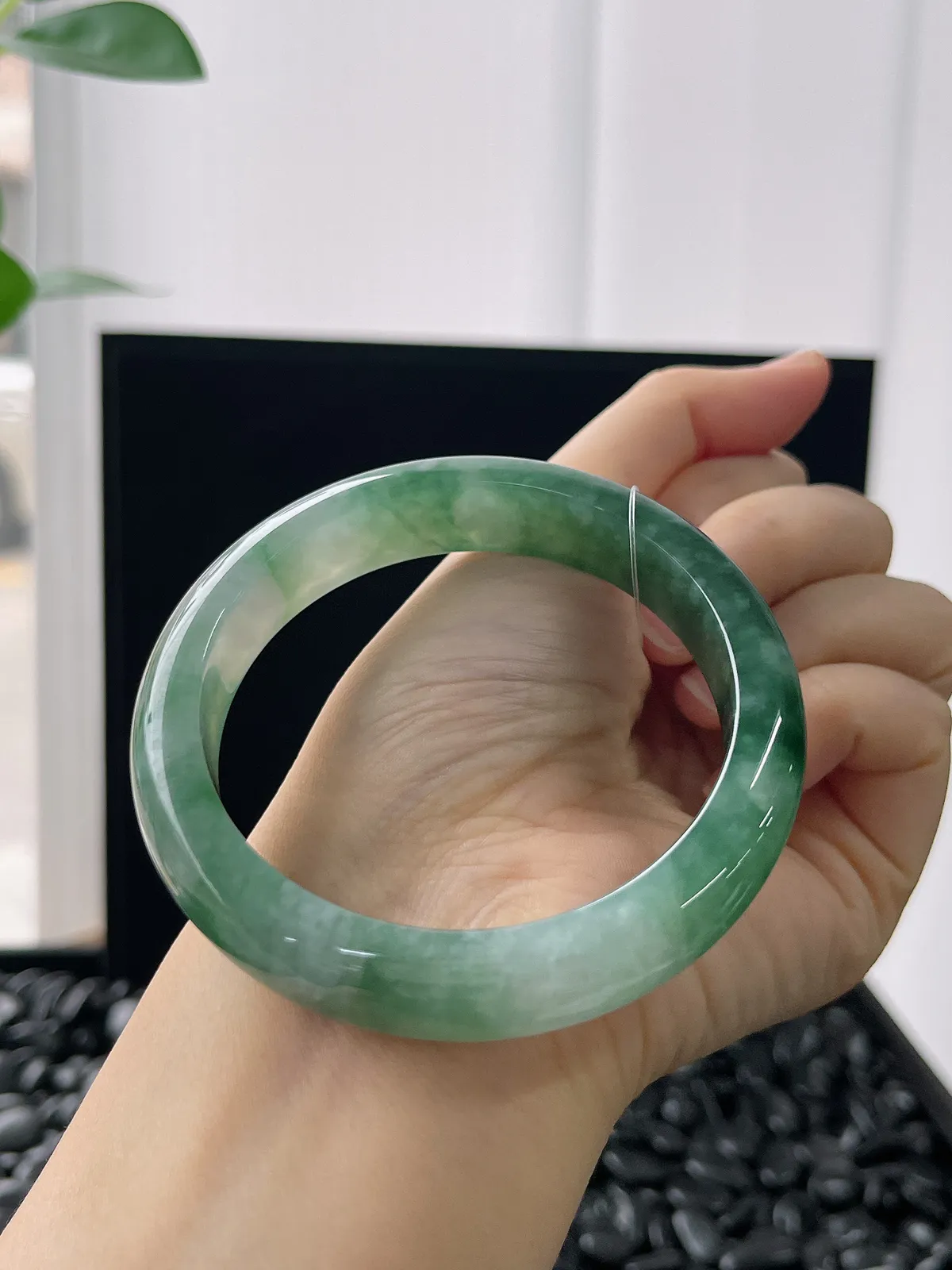 正圈57.6圈口，翡翠糯化种飘绿手镯