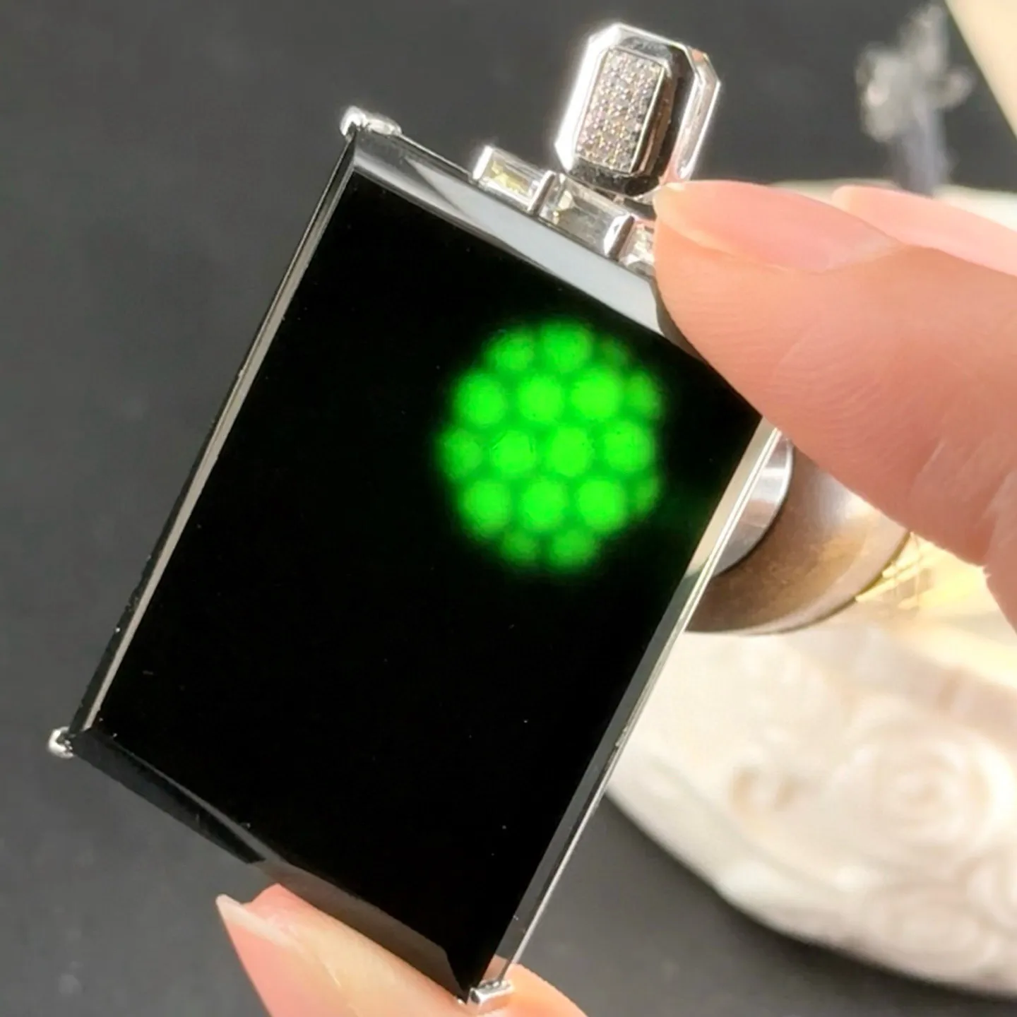 精品18k墨翠无事牌 种好色正 黑度极好 打灯通透 油性十足  尺寸49.1