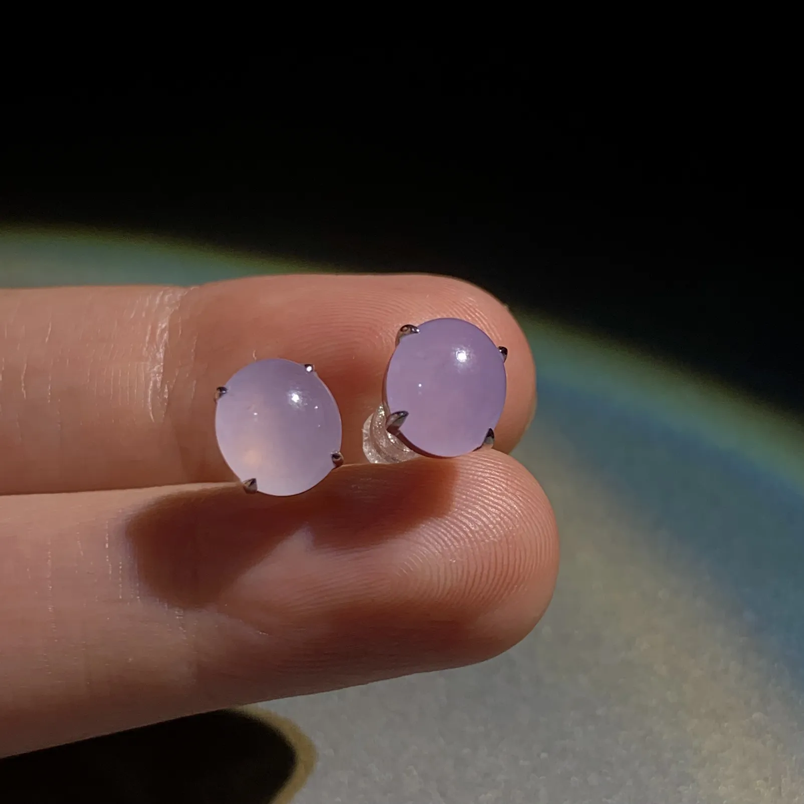 冰紫翡翠蛋面简镶耳钉，裸石约8.5-7.5-4mm，
18K金镶嵌，