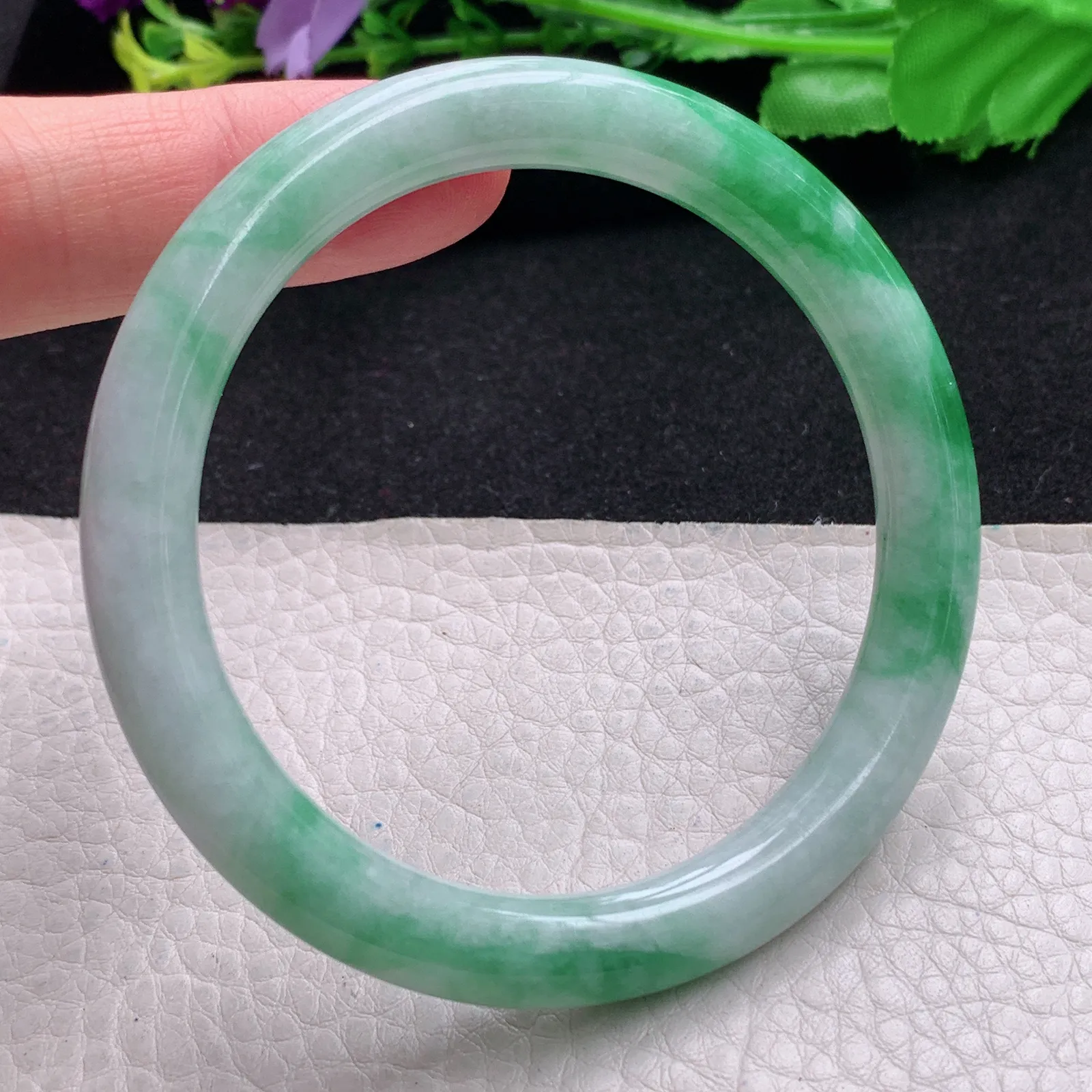 yh自然光57*8*8.3叮当镯 缅甸翡翠玉手镯飘绿秀气圆条玉手环