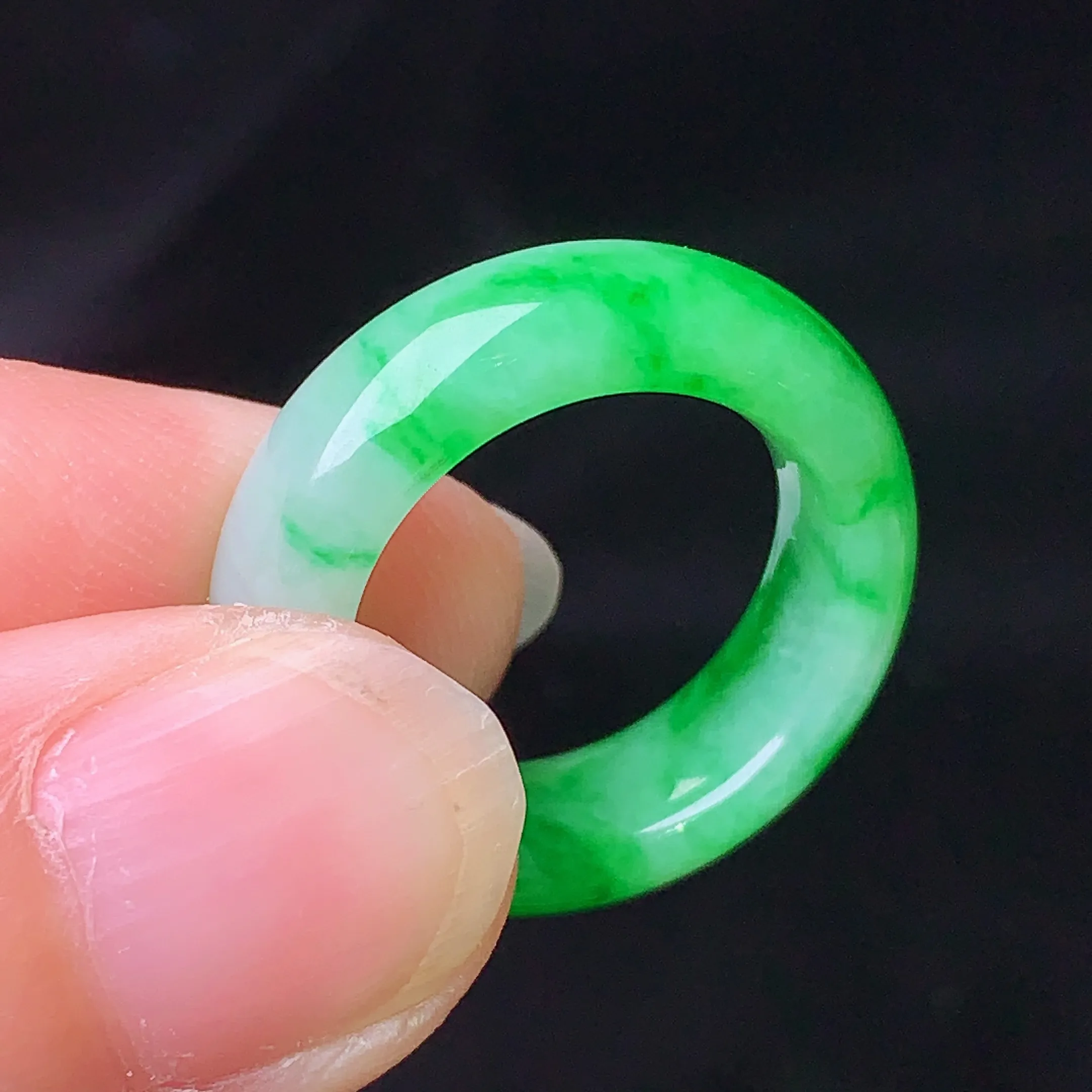 翠绿平安环吊坠 玉质细腻 色泽清新艳丽 圈口9 整体尺寸22.8*6*4