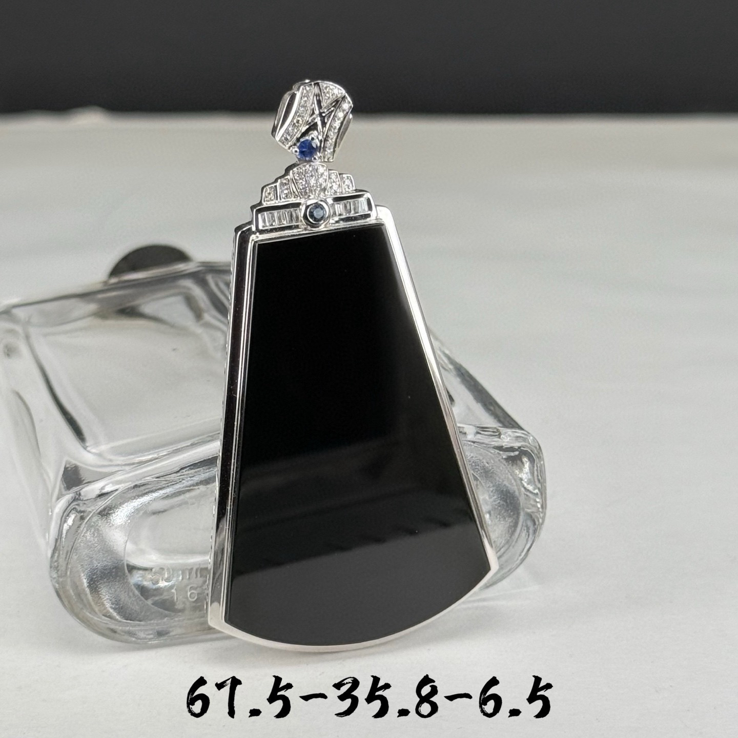 精品18k墨翠无事牌 种好色正 黑度极好 打灯通透 油性十足  尺寸67.5