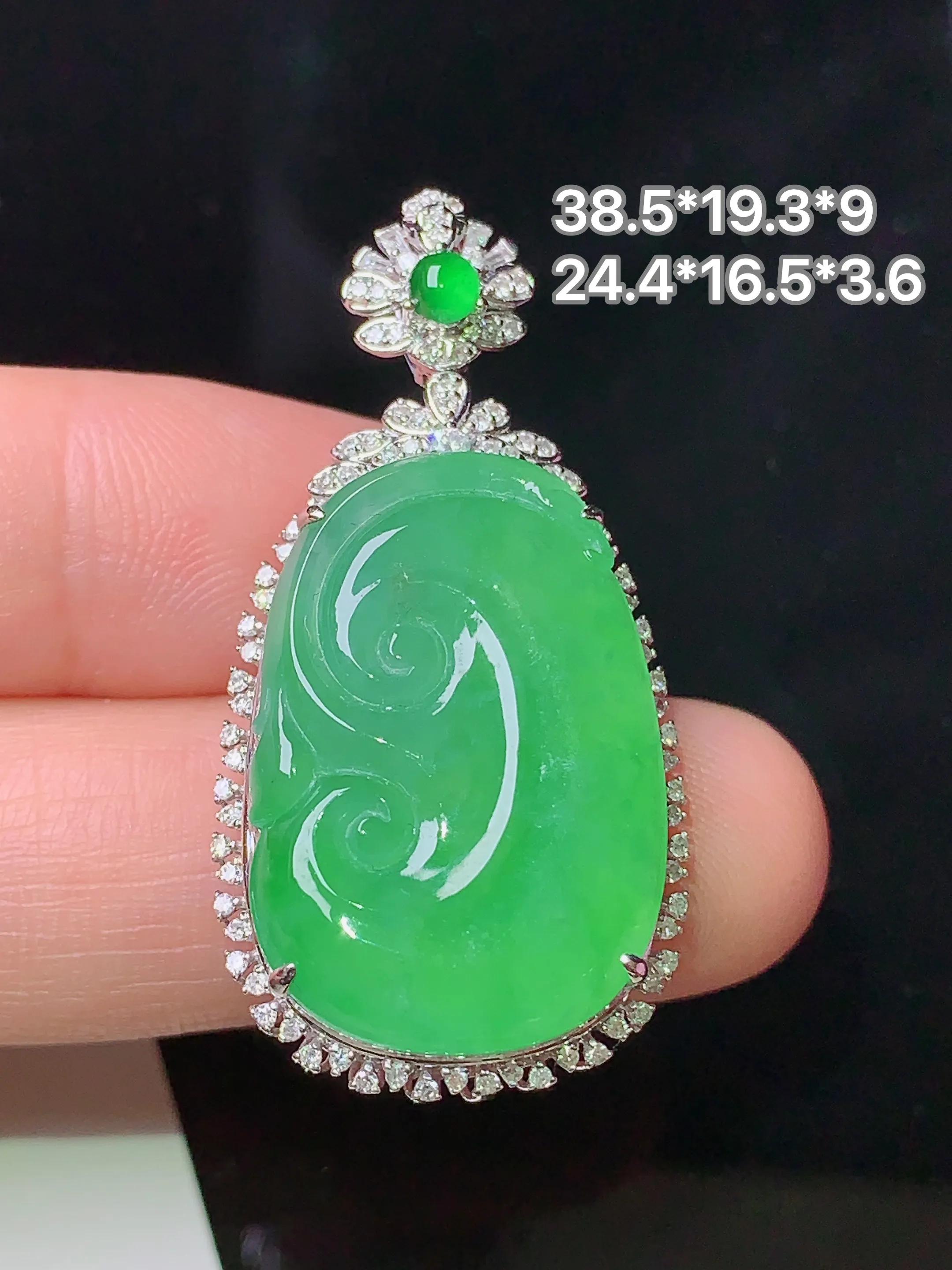 18k金钻镶嵌翠绿如意吊坠 玉质细腻 色泽清新艳丽 整体尺寸38.5*19.3*9