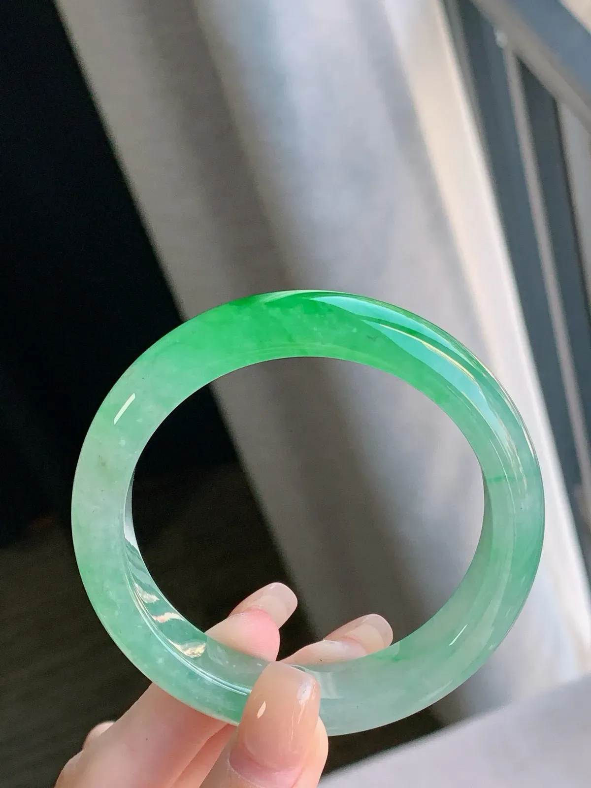 圈口54-12.6-8.3，高冰阳绿正圈，冰透水润，色泽迷人，富贵大气，完美