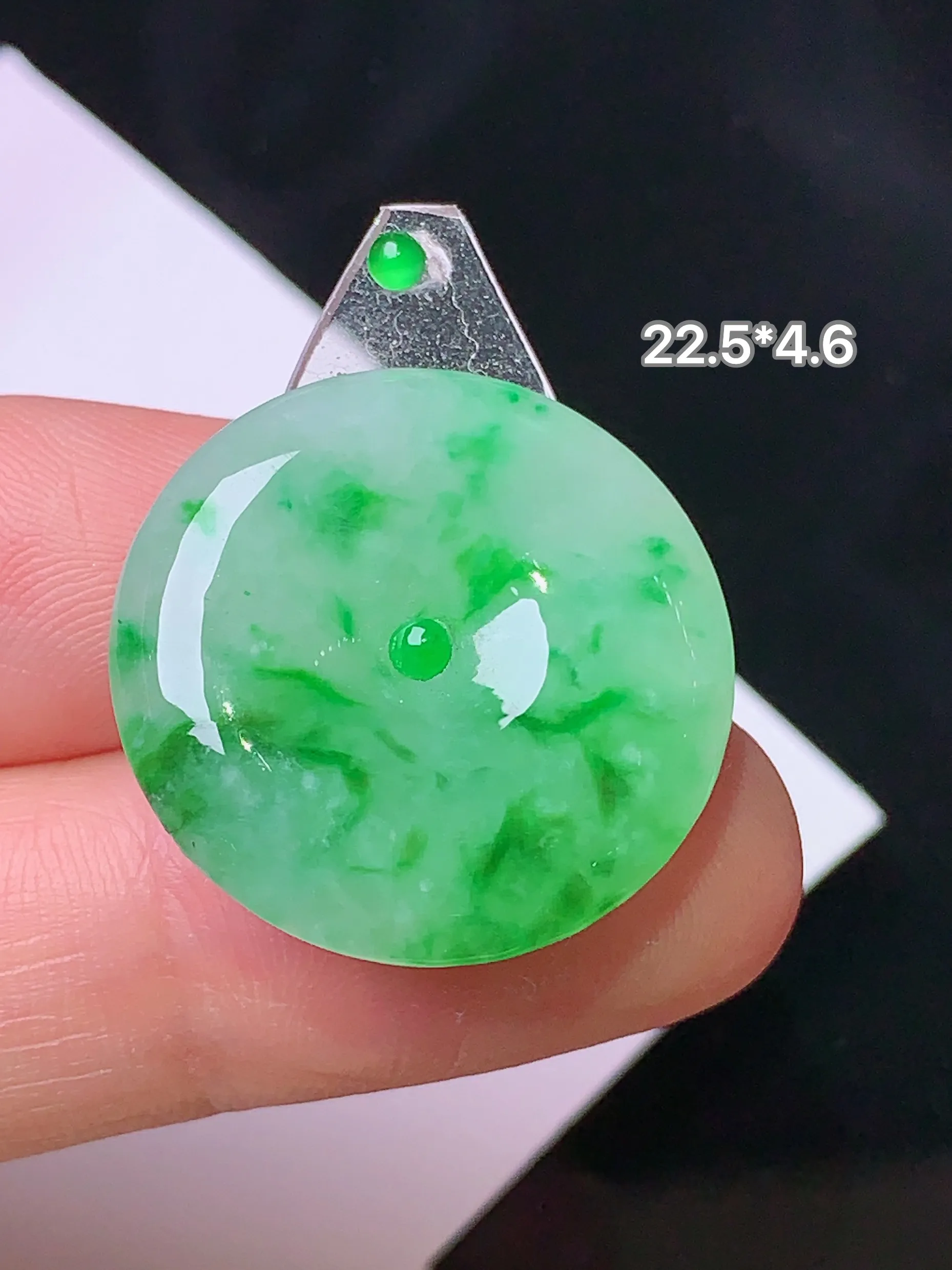 镶嵌款 飘绿平安扣吊坠 玉质细腻 色泽清新艳丽 整体尺寸22.5*4.6