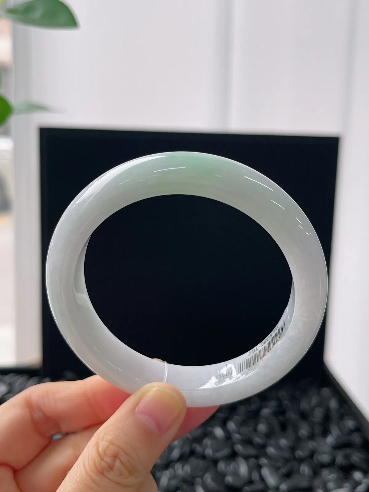 正圈55.8圈口，翡翠糯化种浅绿色手镯