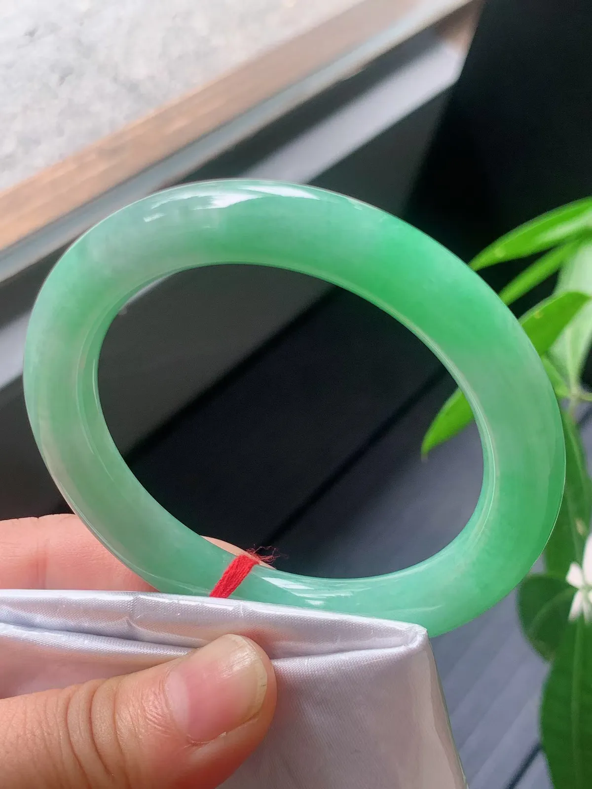 【翡翠名称】老种飘绿55圈口圆条翡翠手镯
【翡翠尺寸】55/9.4/9.5 mm适合55-57正圈口佩戴
【翡翠描述】缅甸天然翡翠A货，种老水足，玉质细腻，色泽靓丽，性价比高，佩戴效果好！