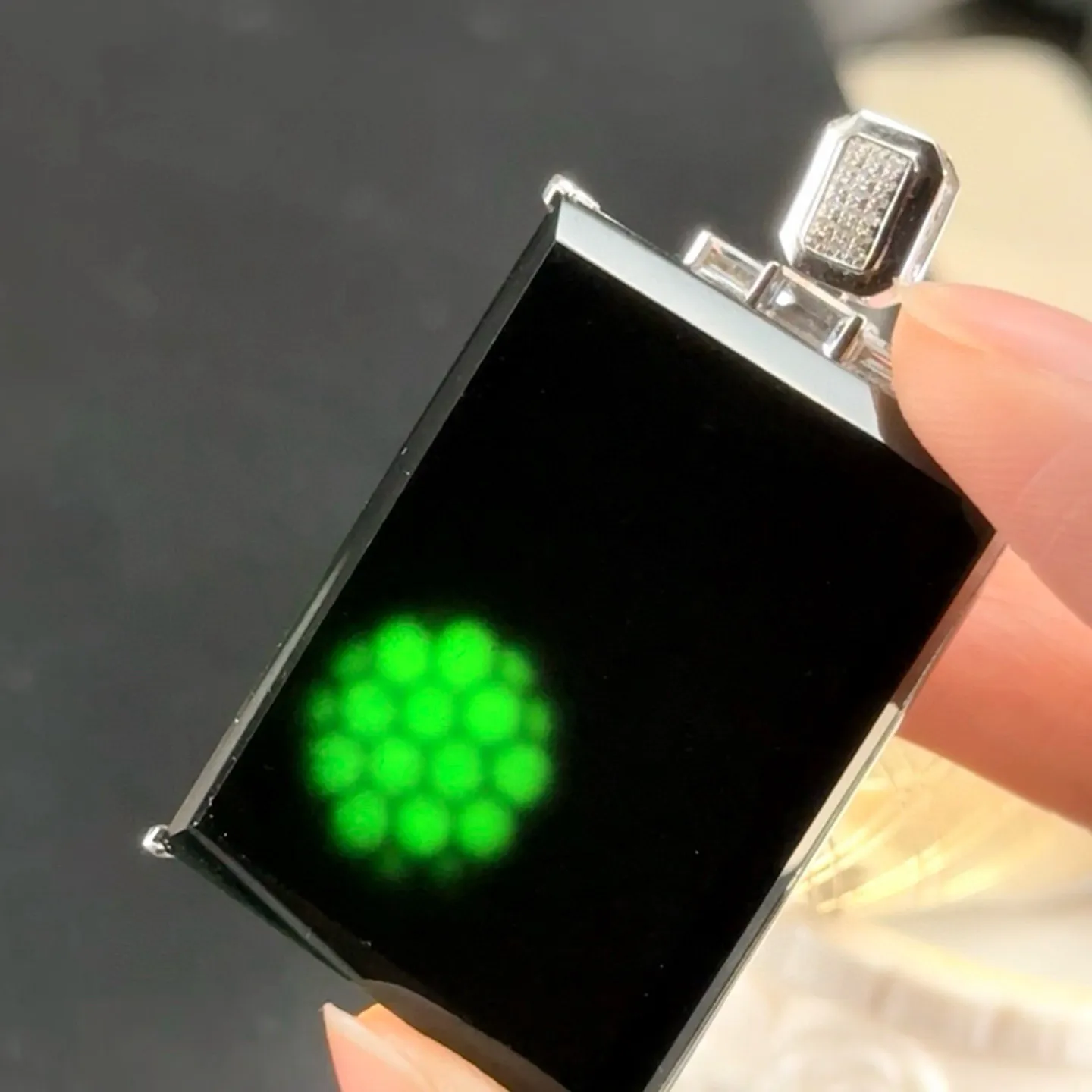 精品18k墨翠无事牌 种好色正 黑度极好 打灯通透 油性十足  尺寸49.1