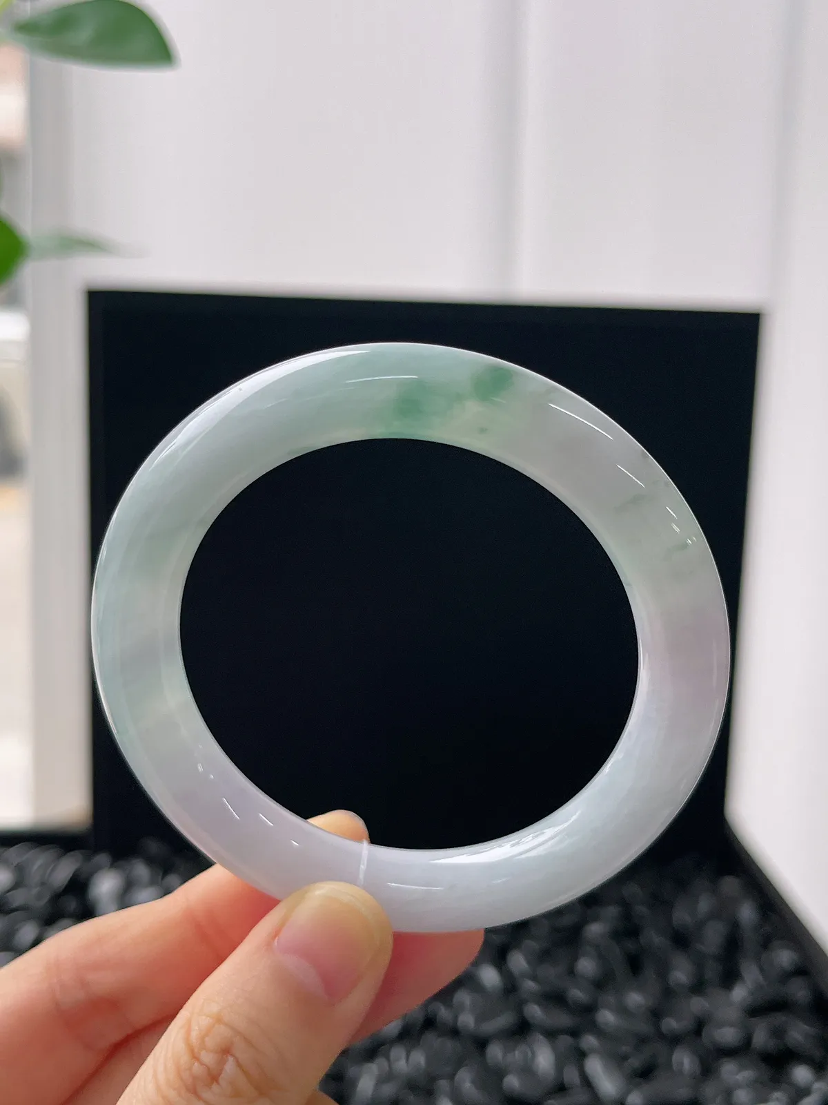 圆镯52.7圈口，翡翠冰糯种飘绿手镯