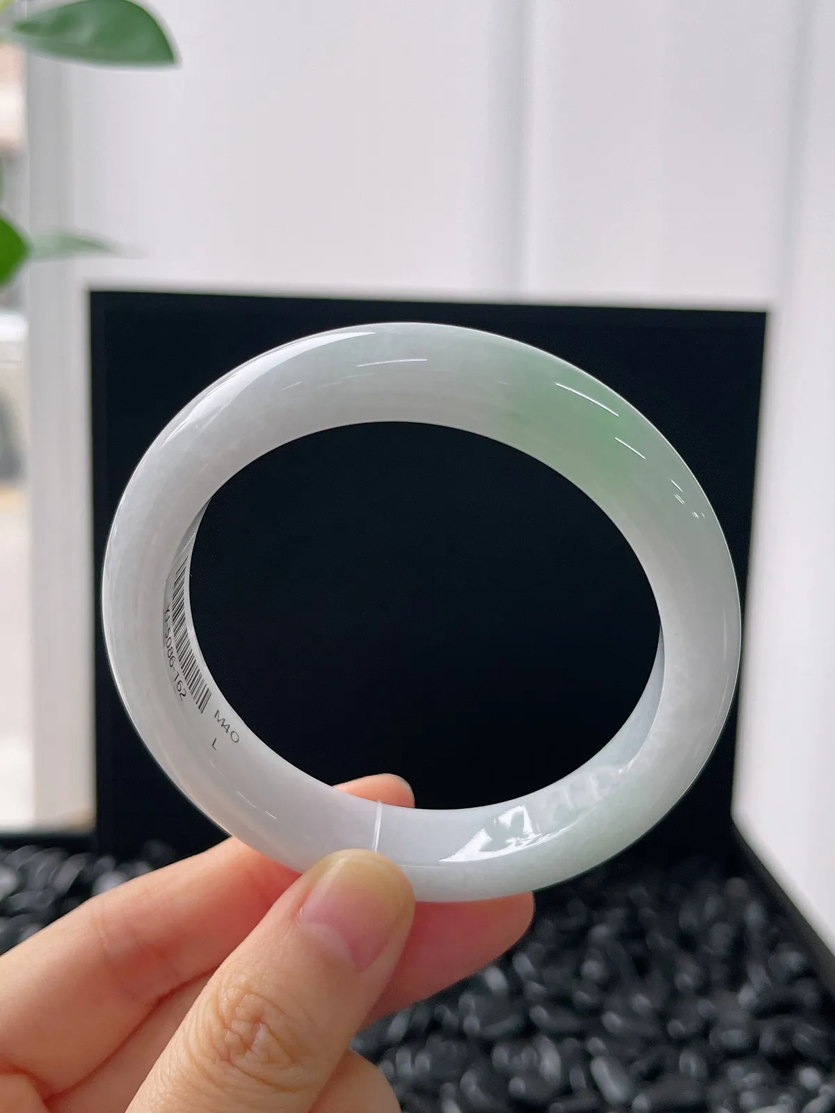 正圈55.8圈口，翡翠糯化种浅绿色手镯