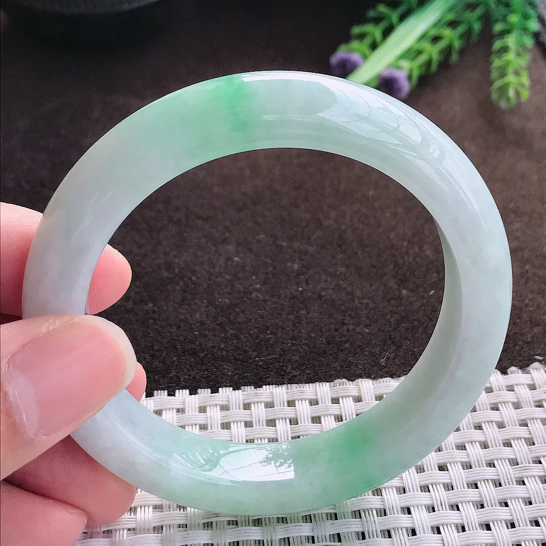 天然a货翡翠55.5/12.3/9老坑精美温润飘绿手镯宽边翡翠玉手镯