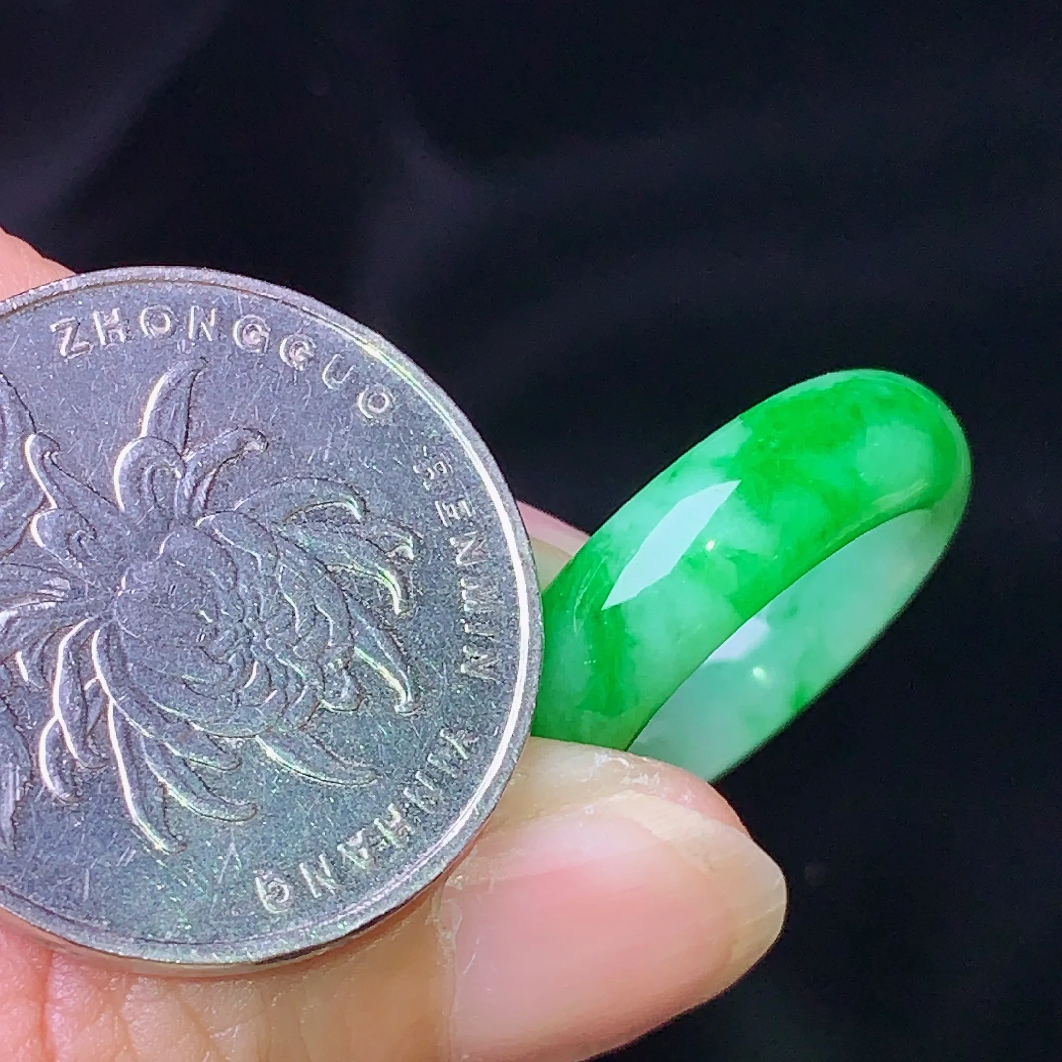 翠绿平安环吊坠 玉质细腻 色泽清新艳丽 圈口9 整体尺寸22.8*6*4