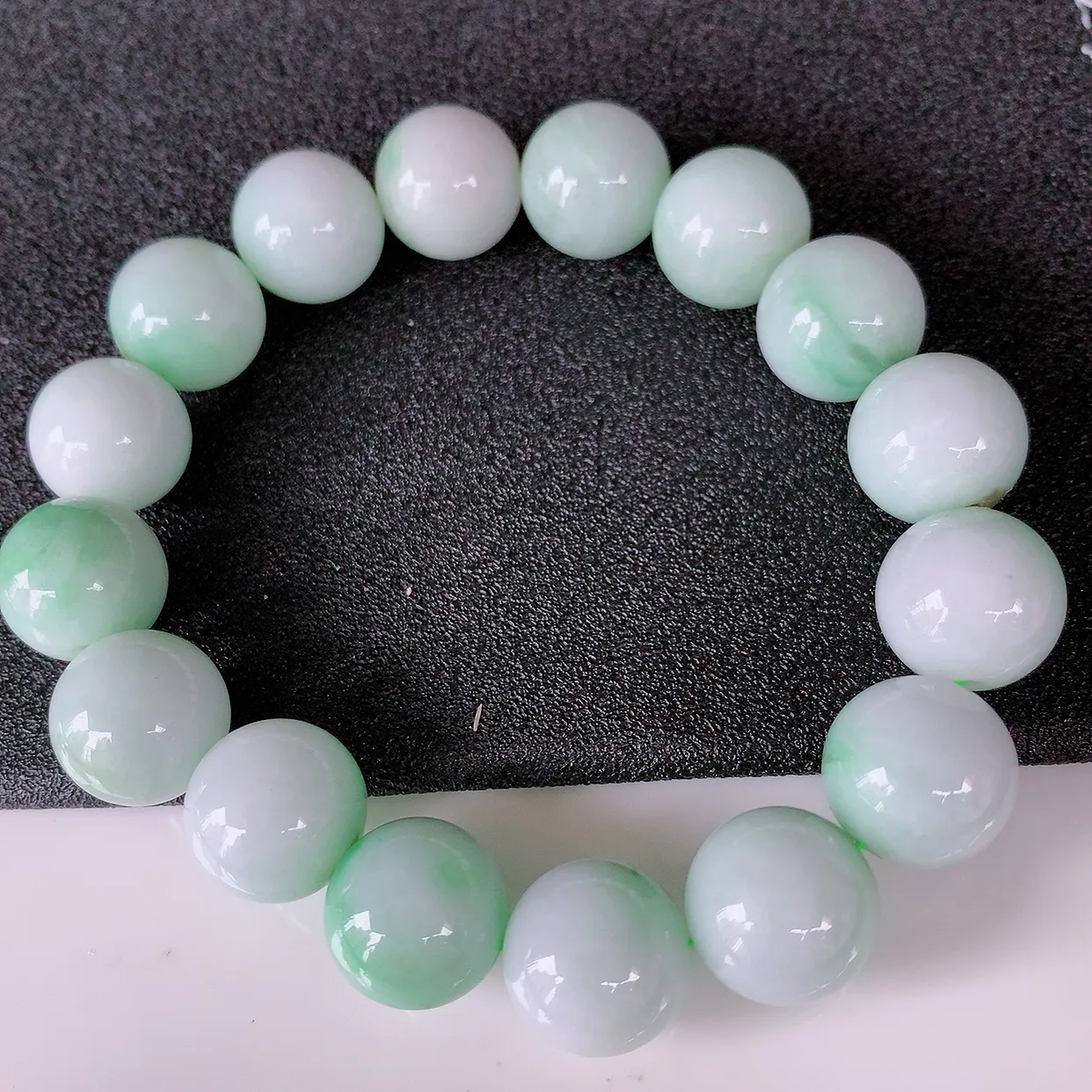 自然光实拍，冰润飘绿翡翠手串手链，种老水足，冰清玉润  颜色漂亮  #001.1取一尺寸12.8