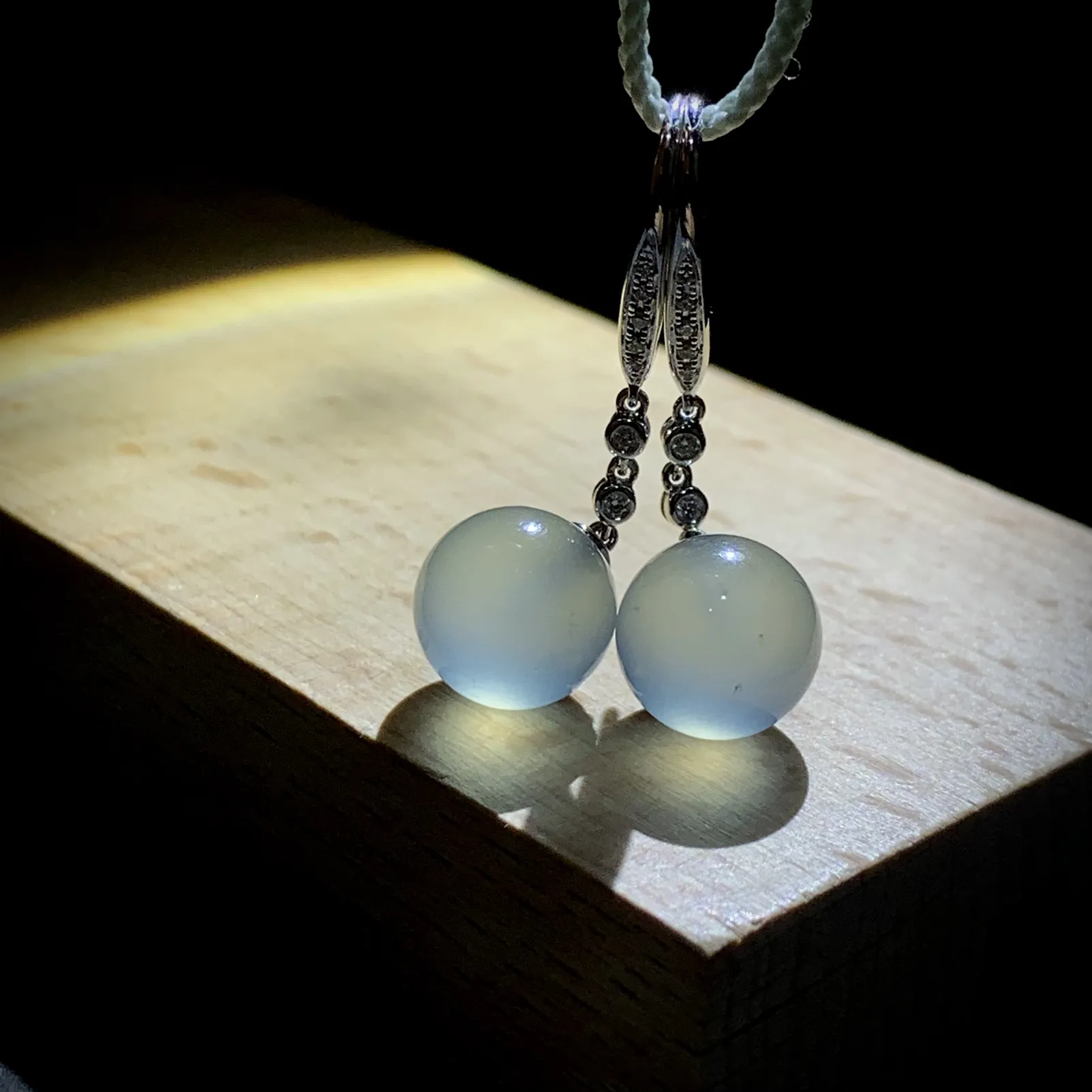 冰种翡翠珠子耳坠，直径9.5mm，
18K金，南非钻，一对4.32g，