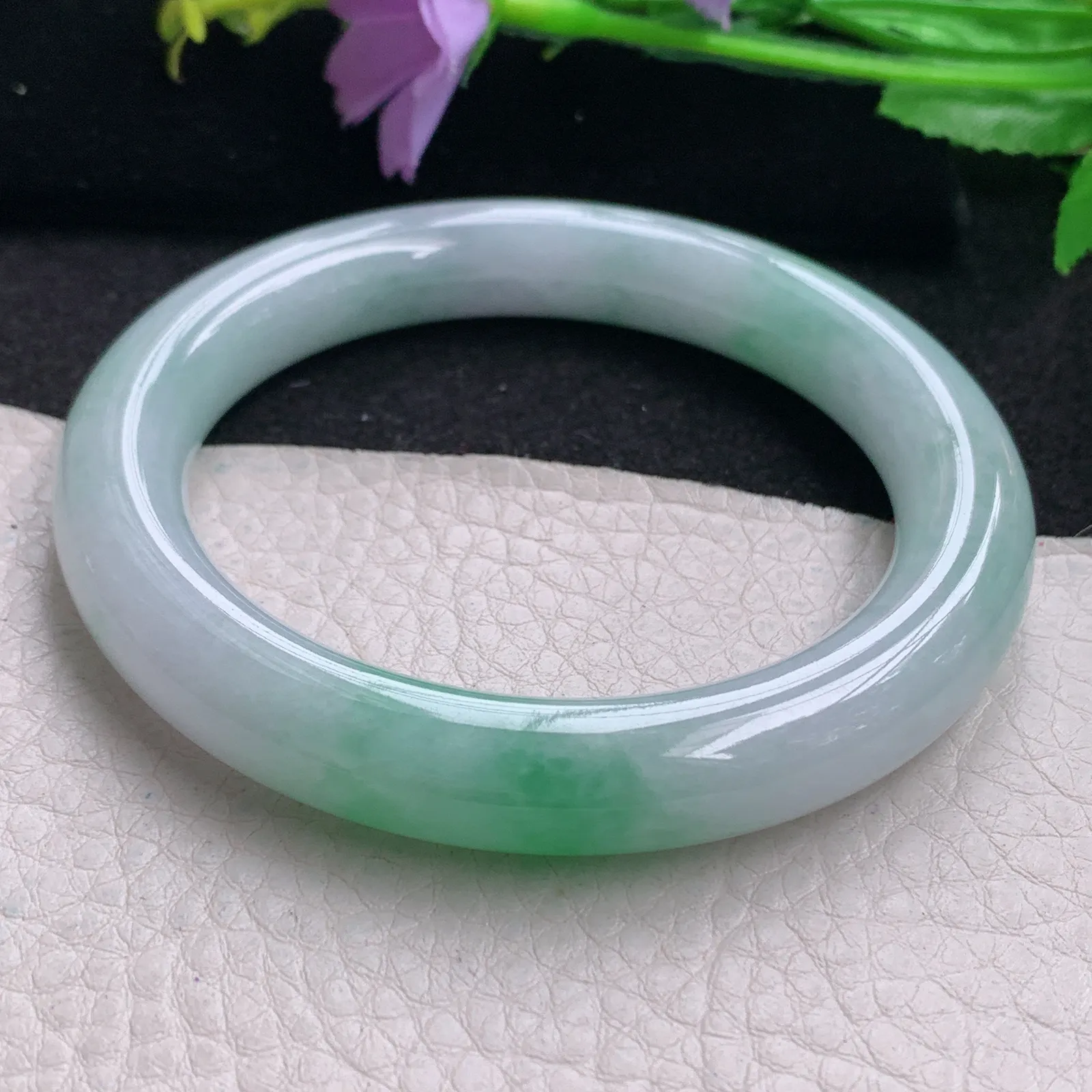 js自然光57*10.3美人镯 缅甸翡翠玉手镯飘绿水润圆条玉手环 美人镯