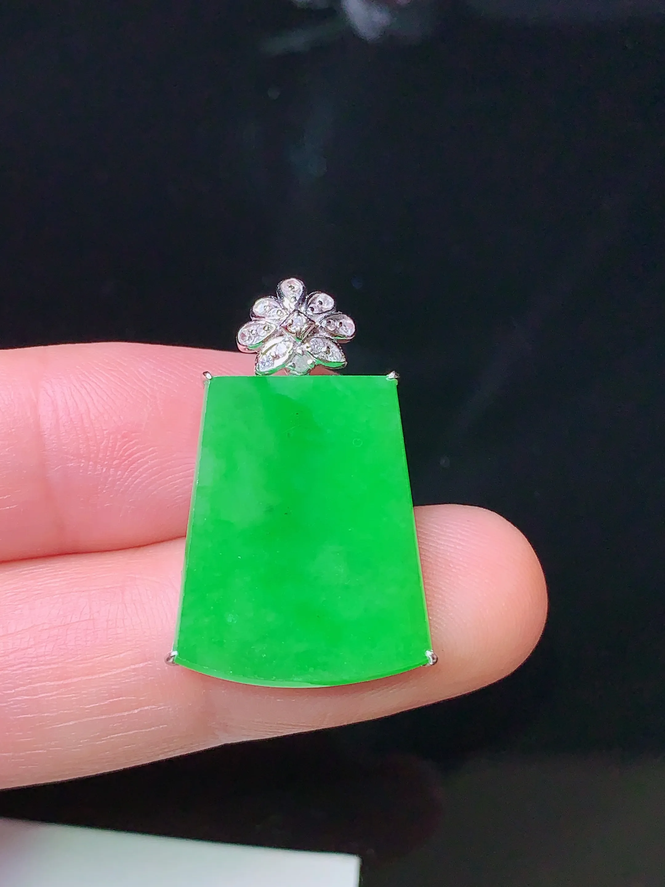 18k金钻镶嵌满绿无事牌吊坠 玉质细腻 色泽清新艳丽 整体尺寸27.7*15.5*3.7