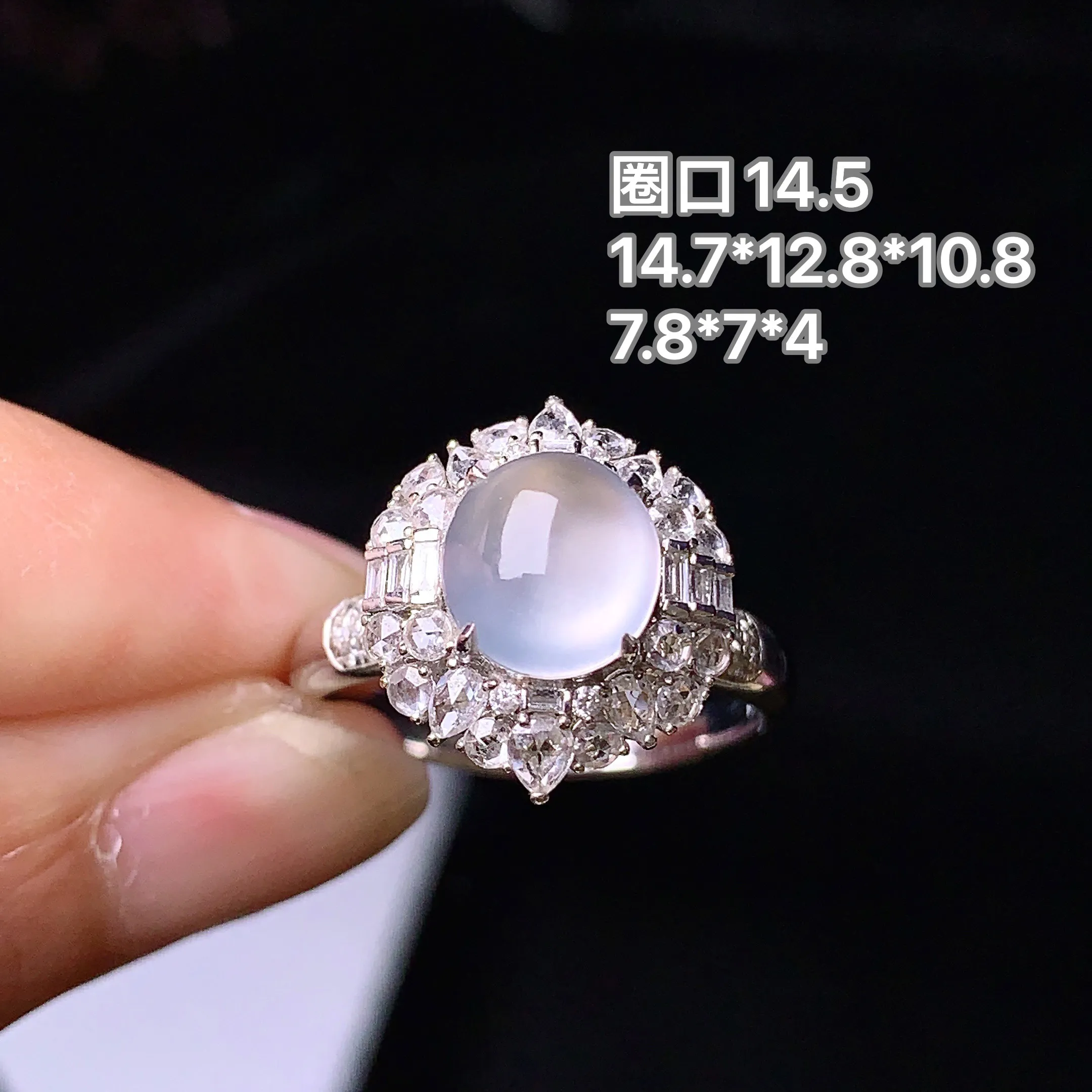 18k金钻镶嵌冰种蛋面戒指 玉质细腻 色泽清新艳丽 圈口14.5 整体尺寸14.7*12.8*10.8