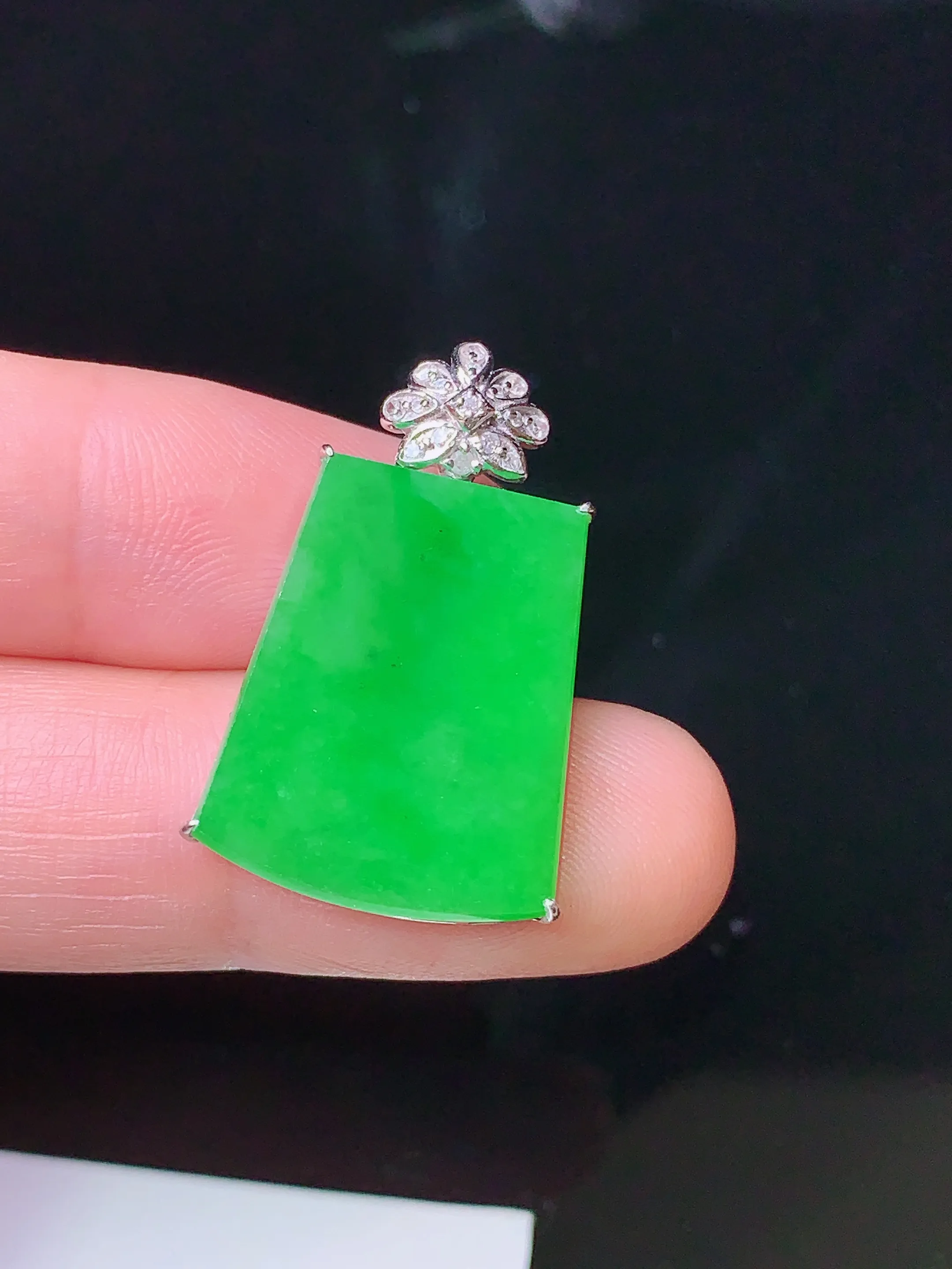 18k金钻镶嵌满绿无事牌吊坠 玉质细腻 色泽清新艳丽 整体尺寸27.7*15.5*3.7