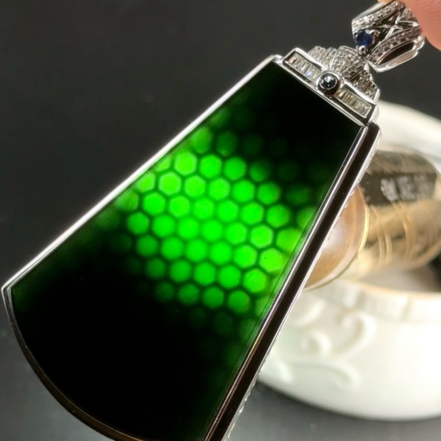 精品18k墨翠无事牌 种好色正 黑度极好 打灯通透 油性十足  尺寸67.5